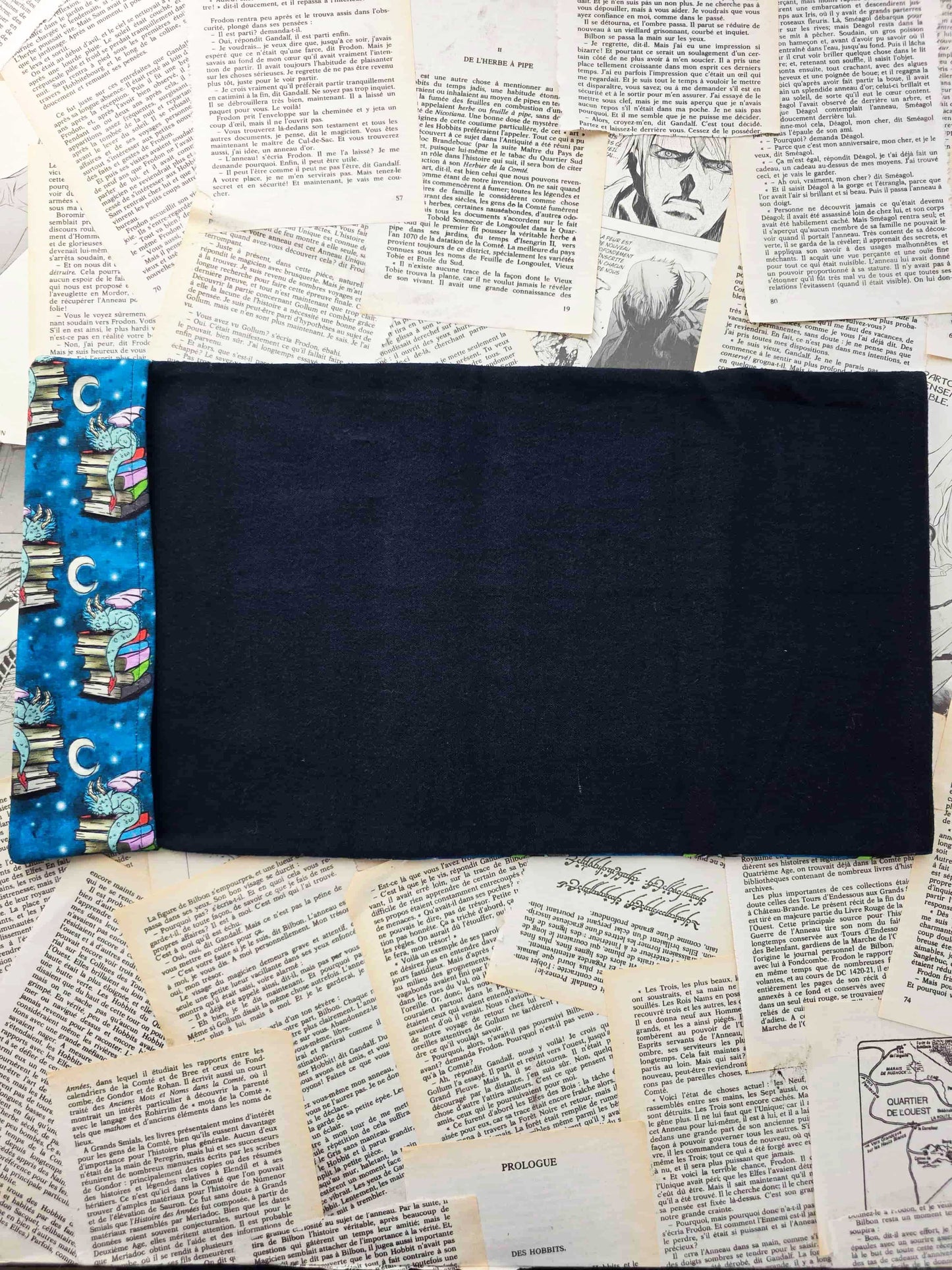 couvre-livre ajustable et artisanal en tissu coton, motif dragon, fantasy, gardien des livres, fabrication fait main, bellette workshop ouvert avec flanelle noire