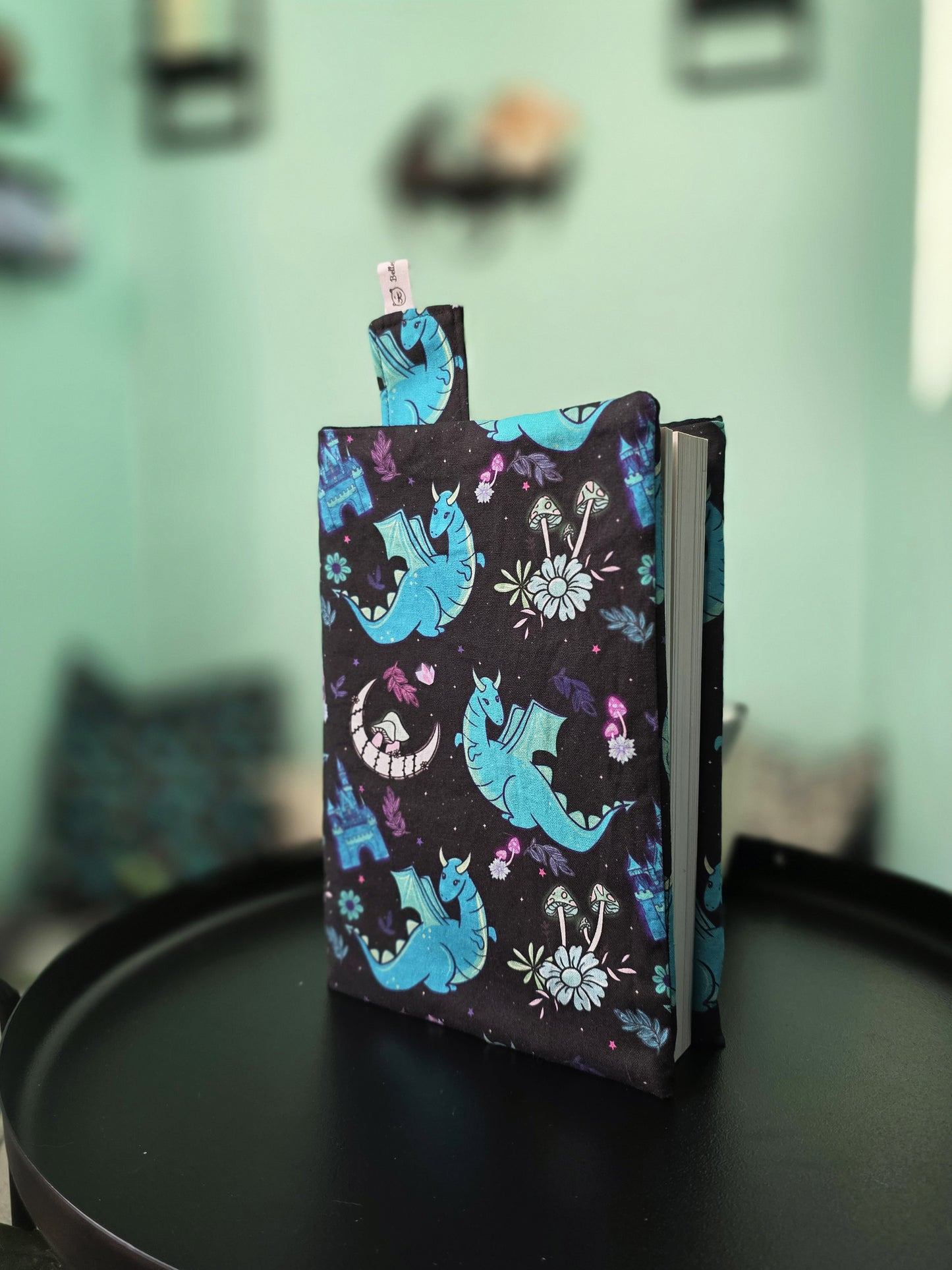couvre-livre ajustable et artisanal en tissu coton, motif dragon, fantasy, champignons, fabrication fait main, bellette workshop
