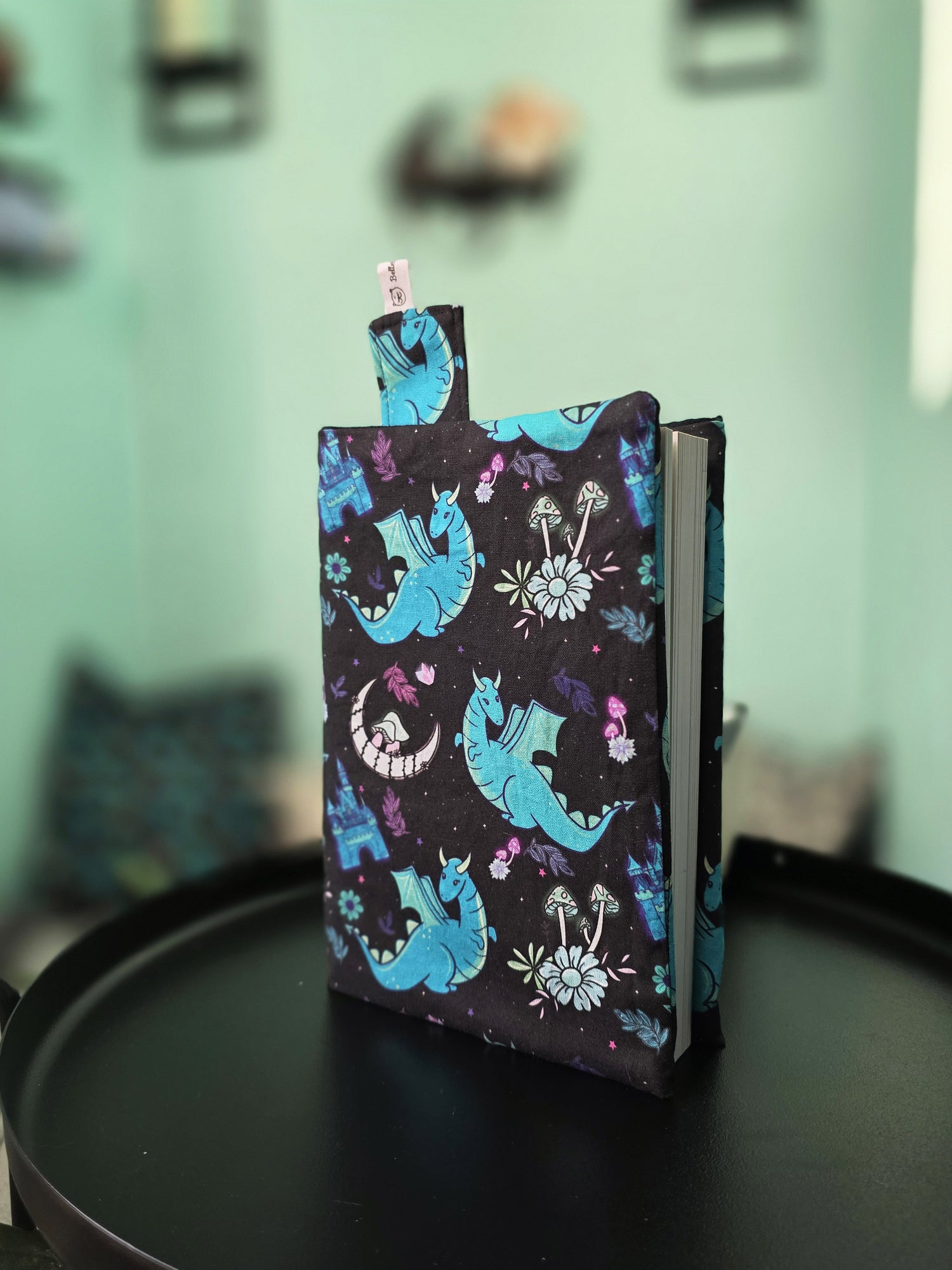 couvre-livre ajustable et artisanal en tissu coton, motif dragon, fantasy, champignons, fabrication fait main, bellette workshop