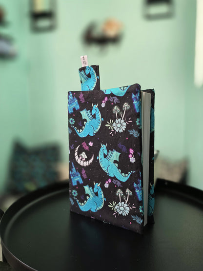 couvre-livre ajustable et artisanal en tissu coton, motif dragon, fantasy, champignons, fabrication fait main, bellette workshop