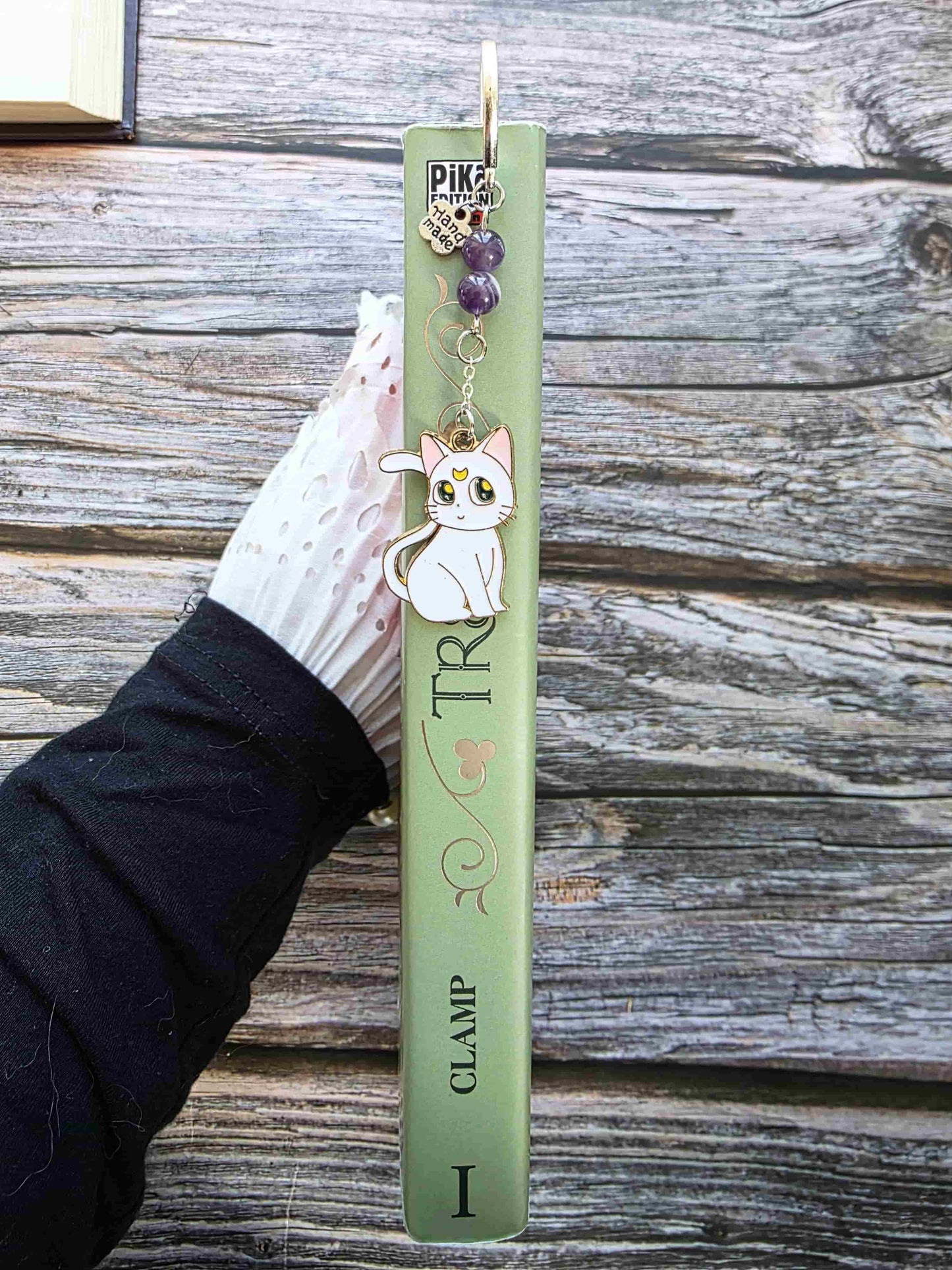 marque page en metal inspiré par les manga. Chat noir et chat blanc. Artemis et Luna. Pierres naturelles personnalisables. Améthyste sur le modèle. Fait main en France. Bookmark. Metal bookmark. chat blanc uniquement posé dans la tranche d'un livre