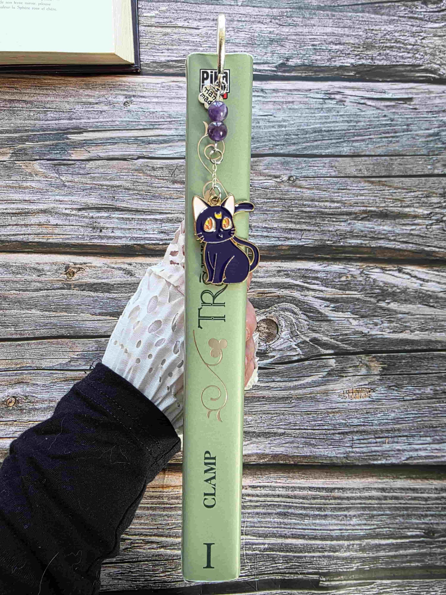 marque page en metal inspiré par les manga. Chat noir et chat blanc. Artemis et Luna. Pierres naturelles personnalisables. Améthyste sur le modèle. Fait main en France. Bookmark. Metal bookmark. chat noir uniquement posé dans la tranche d'un livre