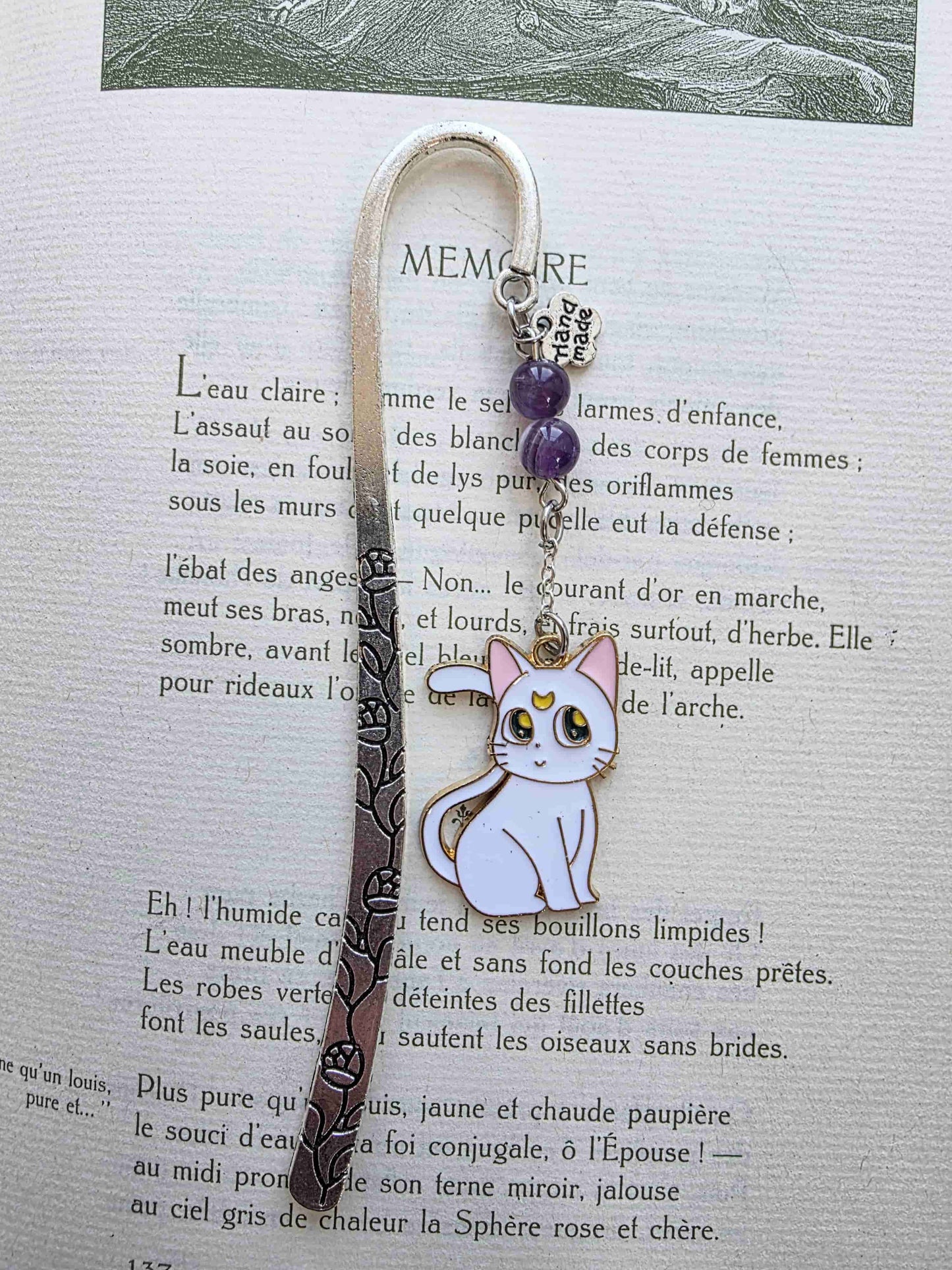 marque page en metal inspiré par les manga. Chat noir et chat blanc. Artemis et Luna. Pierres naturelles personnalisables. Améthyste sur le modèle. Fait main en France. Bookmark. Metal bookmark. chat blanc uniquement posé dans un livre