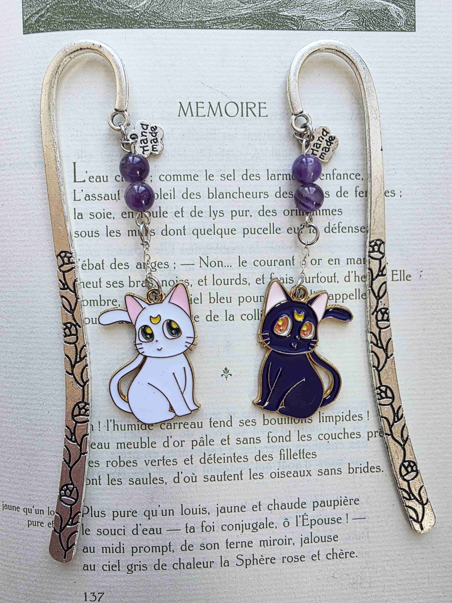 marque page en metal inspiré par les manga. Chat noir et chat blanc. Artemis et Luna. Pierres naturelles personnalisables. Améthyste sur le modèle. Fait main en France. Bookmark. Metal bookmark. les deux chats