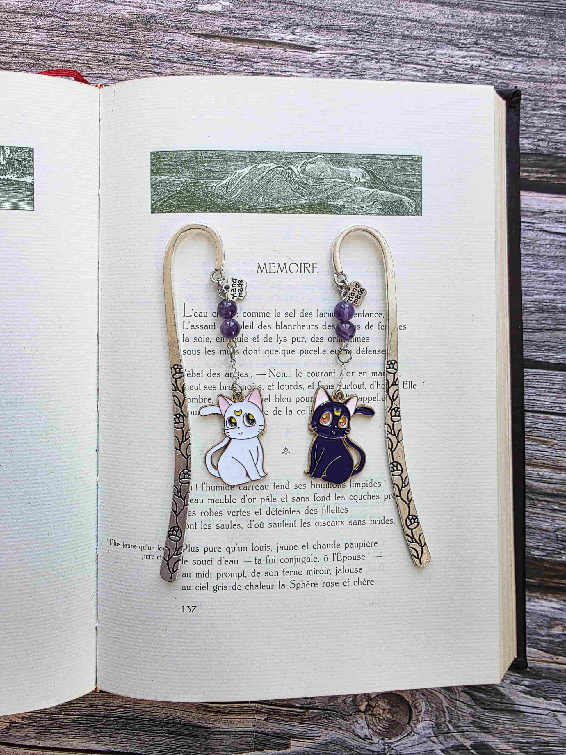 marque page en metal inspiré par les manga. Chat noir et chat blanc. Artemis et Luna. Pierres naturelles personnalisables. Améthyste sur le modèle. Fait main en France. Bookmark. Metal bookmark. 