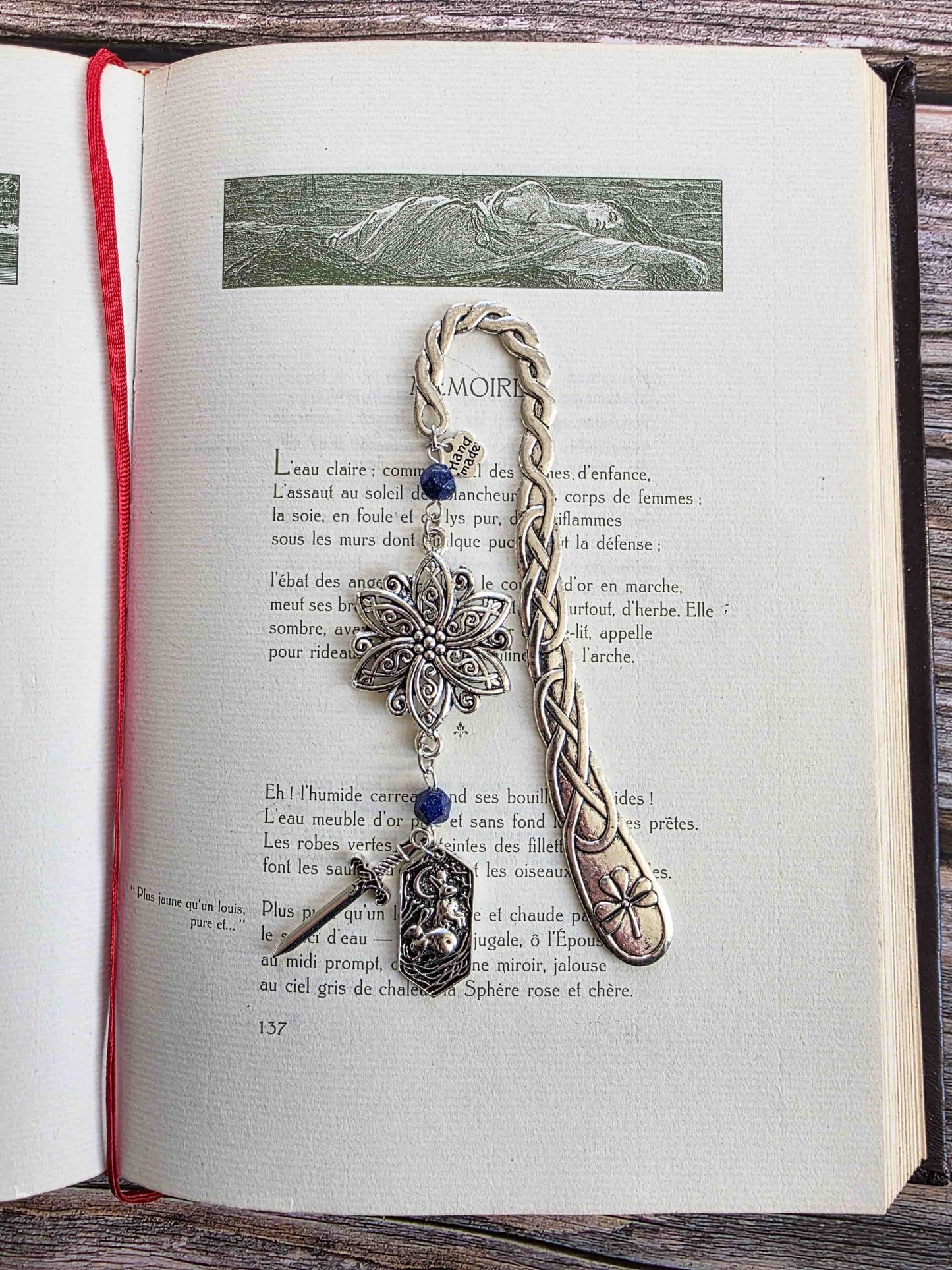 marque page metal avec pierres lapis lazuli, fantasy, gardiens protecteurs, lapins, épée