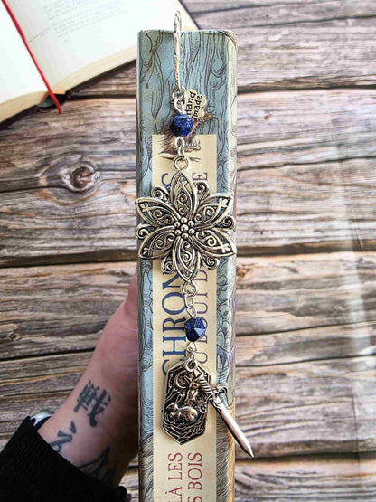 marque page metal avec pierres lapis lazuli, fantasy, gardiens protecteurs, lapins, épée dans la tranche d'un livre
