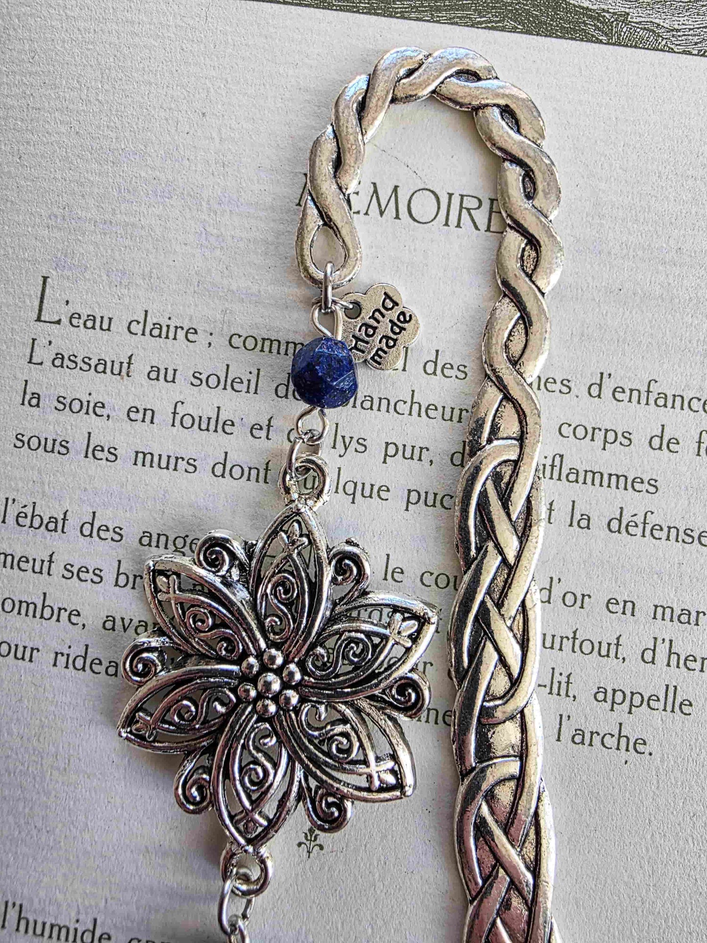 marque page metal personnalisable avec pierres lapis lazuli, fantasy, gardiens protecteurs, lapins, épée. bellette workshop détaillé de près