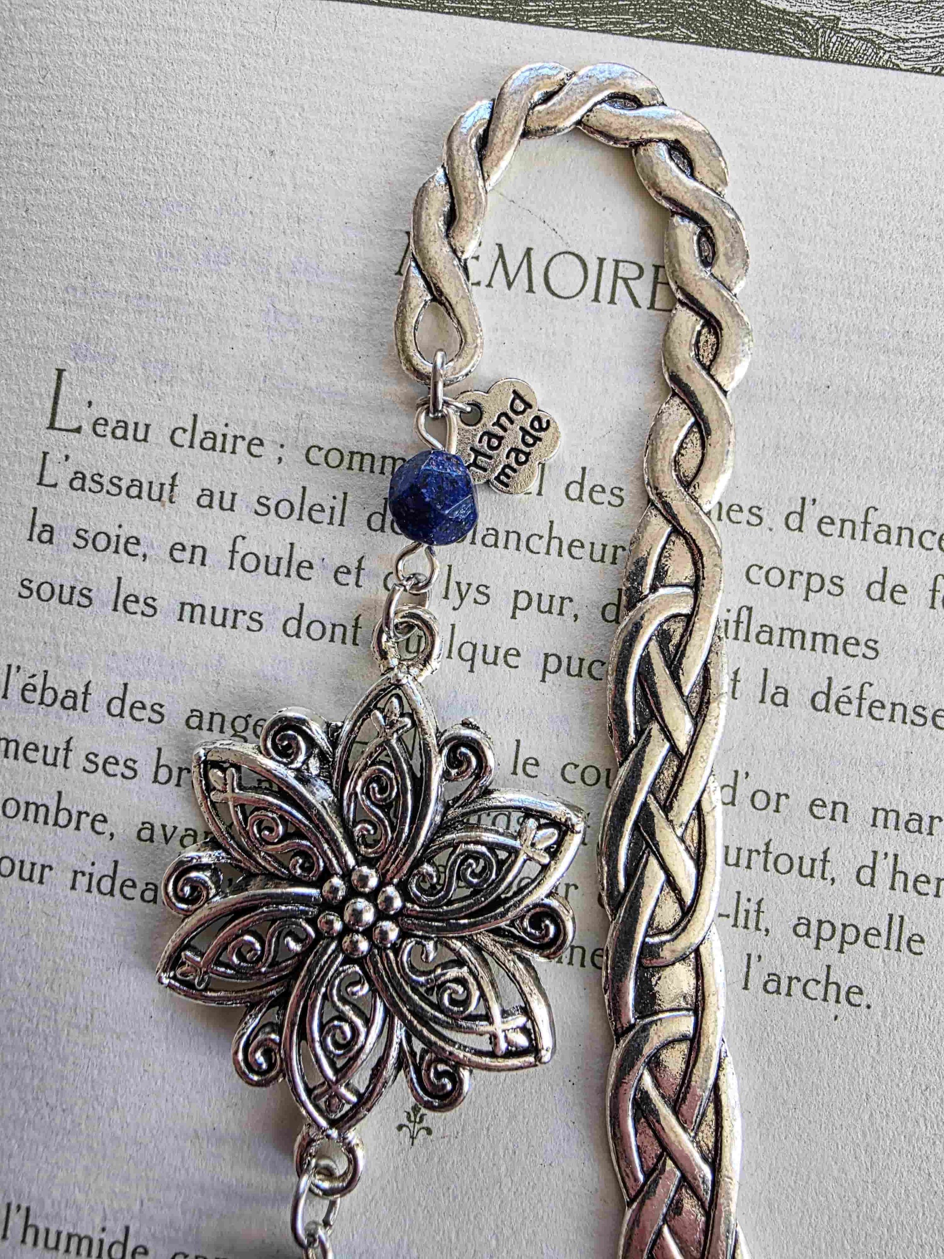 marque page metal personnalisable avec pierres lapis lazuli, fantasy, gardiens protecteurs, lapins, épée. bellette workshop détaillé de près