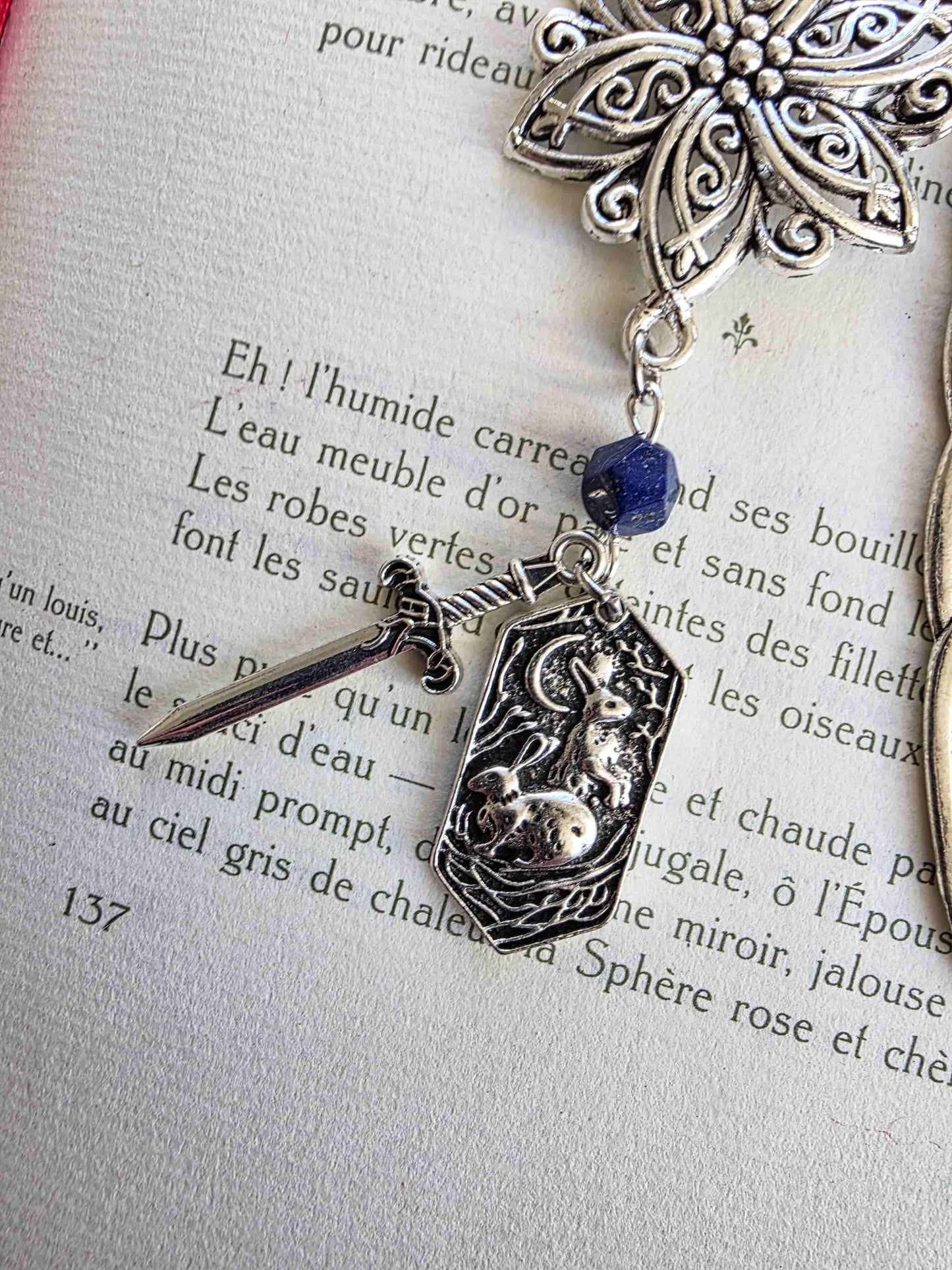 marque page metal personnalisable avec pierres lapis lazuli, fantasy, gardiens protecteurs, lapins, épée. bellette workshop détails des deux breloques de près