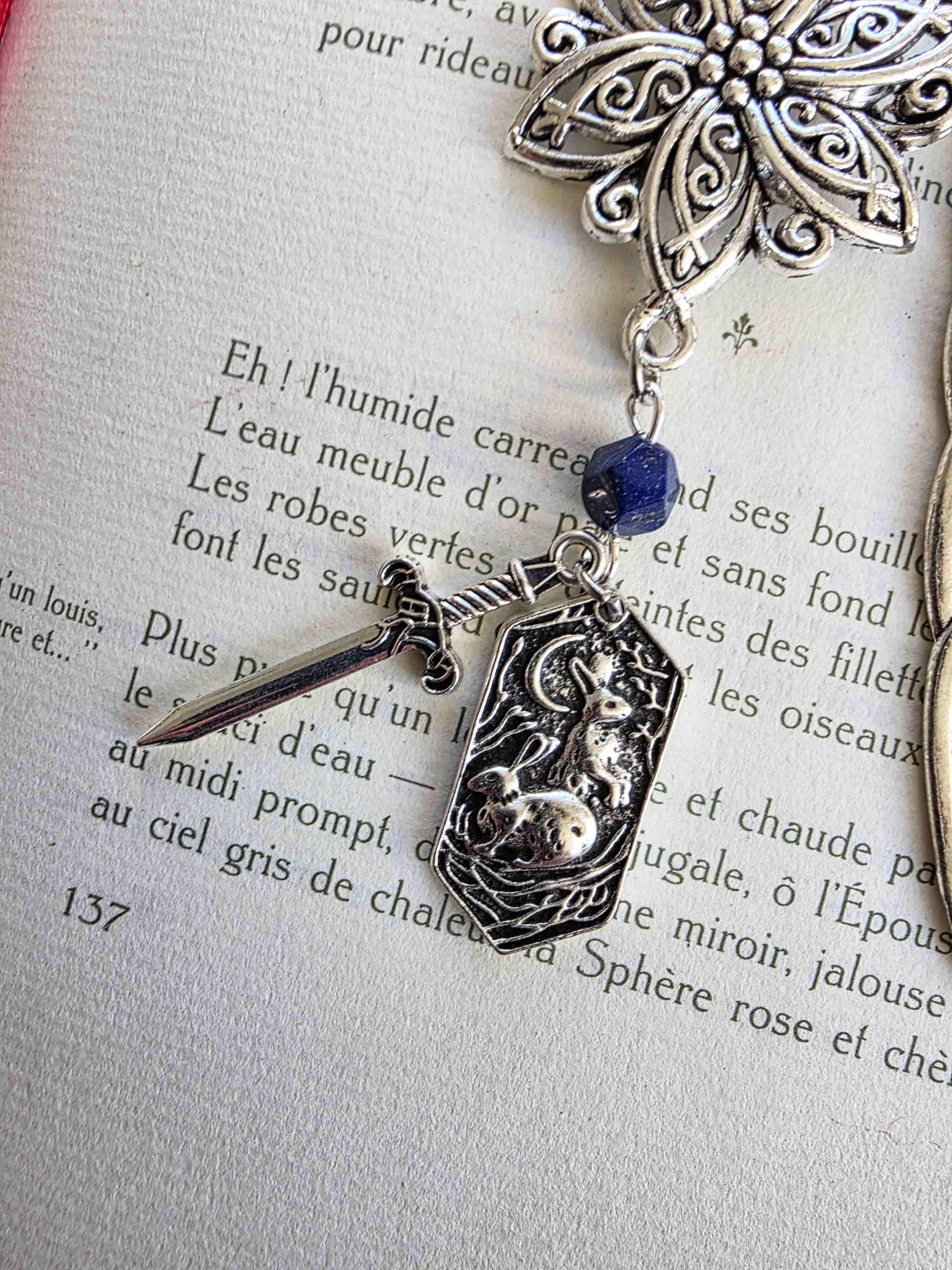 marque page metal personnalisable avec pierres lapis lazuli, fantasy, gardiens protecteurs, lapins, épée. bellette workshop détails des deux breloques de près