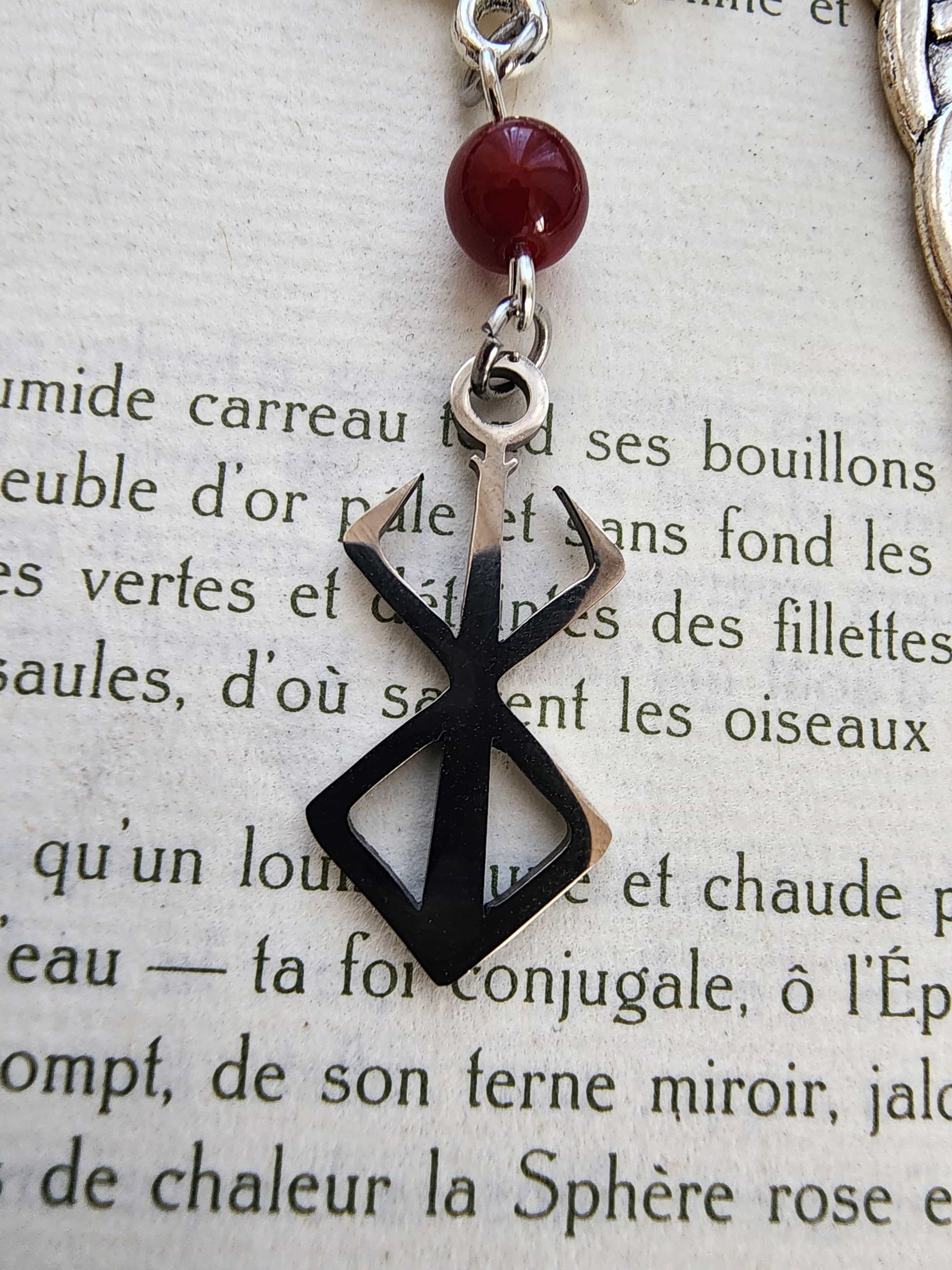 Marque-page en métal de la marque du sacrifice de Guts dans Berserk. Manga. Fait main par belletteworkshop. Breloque et pierre de grenat