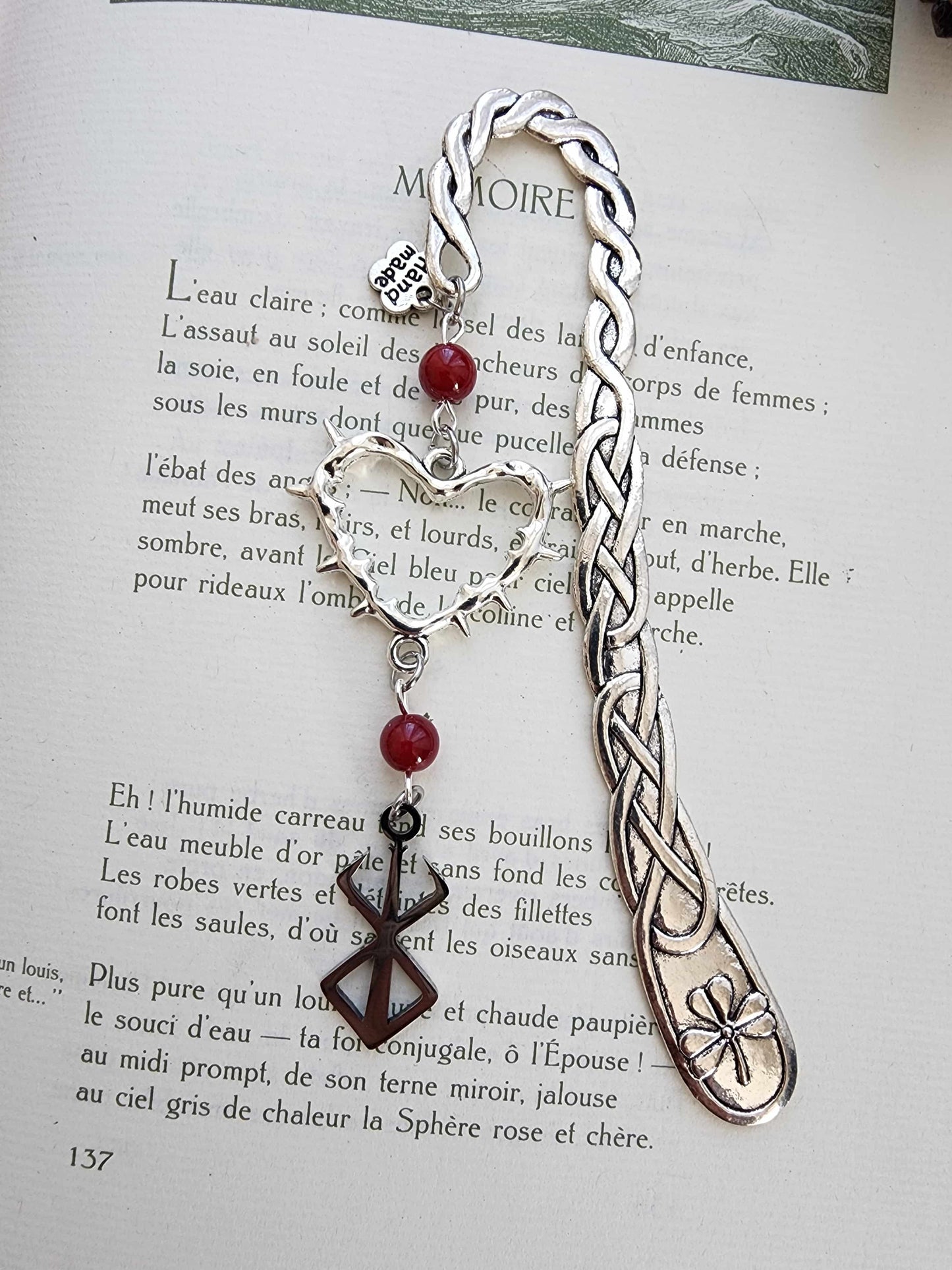 Marque-page en métal de la marque du sacrifice de Guts dans Berserk. Manga. Fait main par belletteworkshop. Vu de près