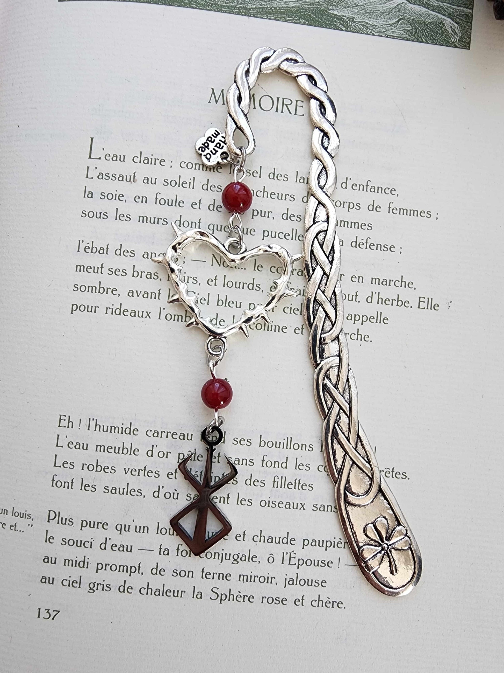 Marque-page en métal de la marque du sacrifice de Guts dans Berserk. Manga. Fait main par belletteworkshop. Vu de près