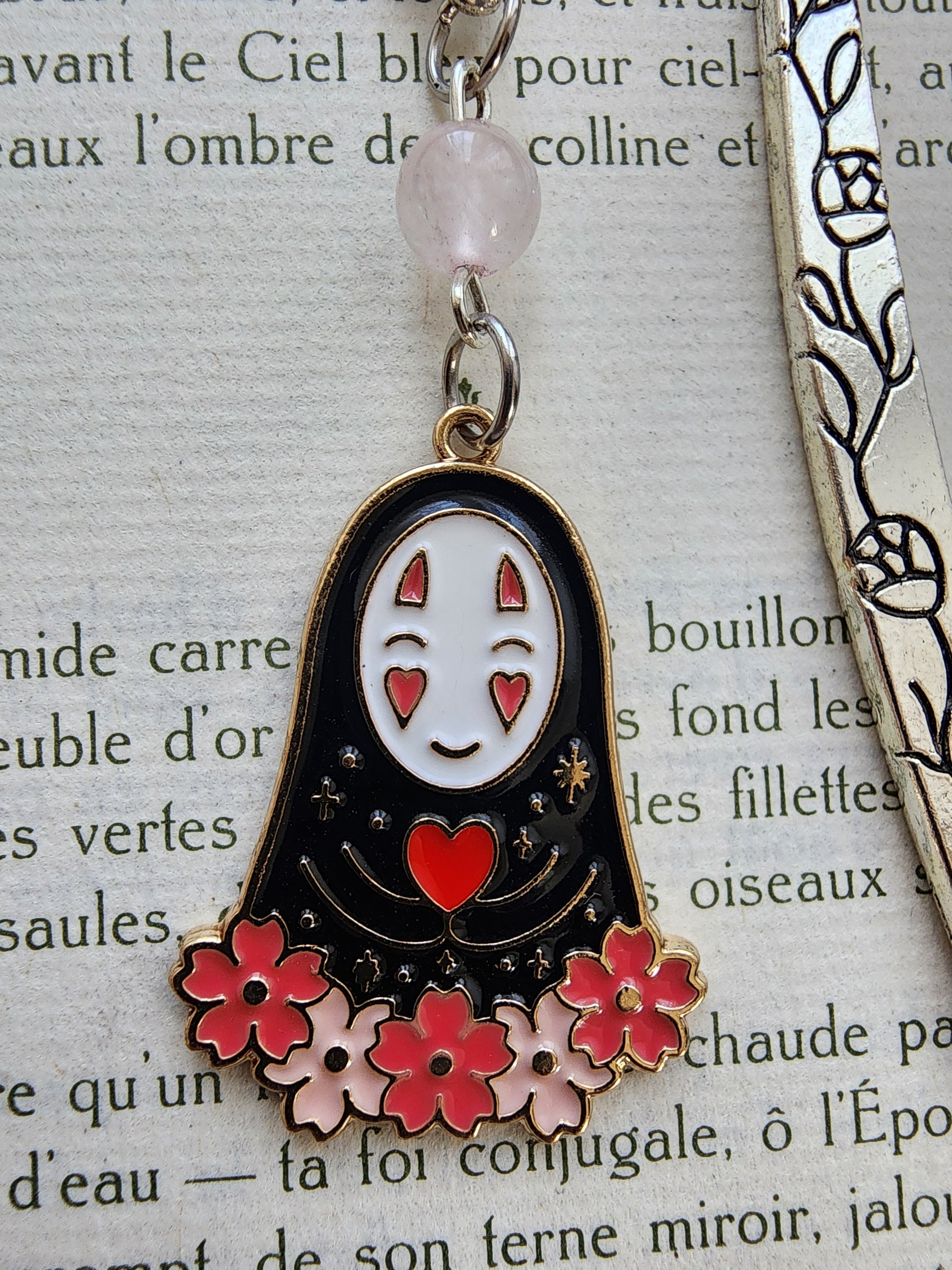 marque-page kaonashi, le sans visage. Inspiration studio ghibli. Quartz-rose. Fait main par belletteworkshop. Breloque