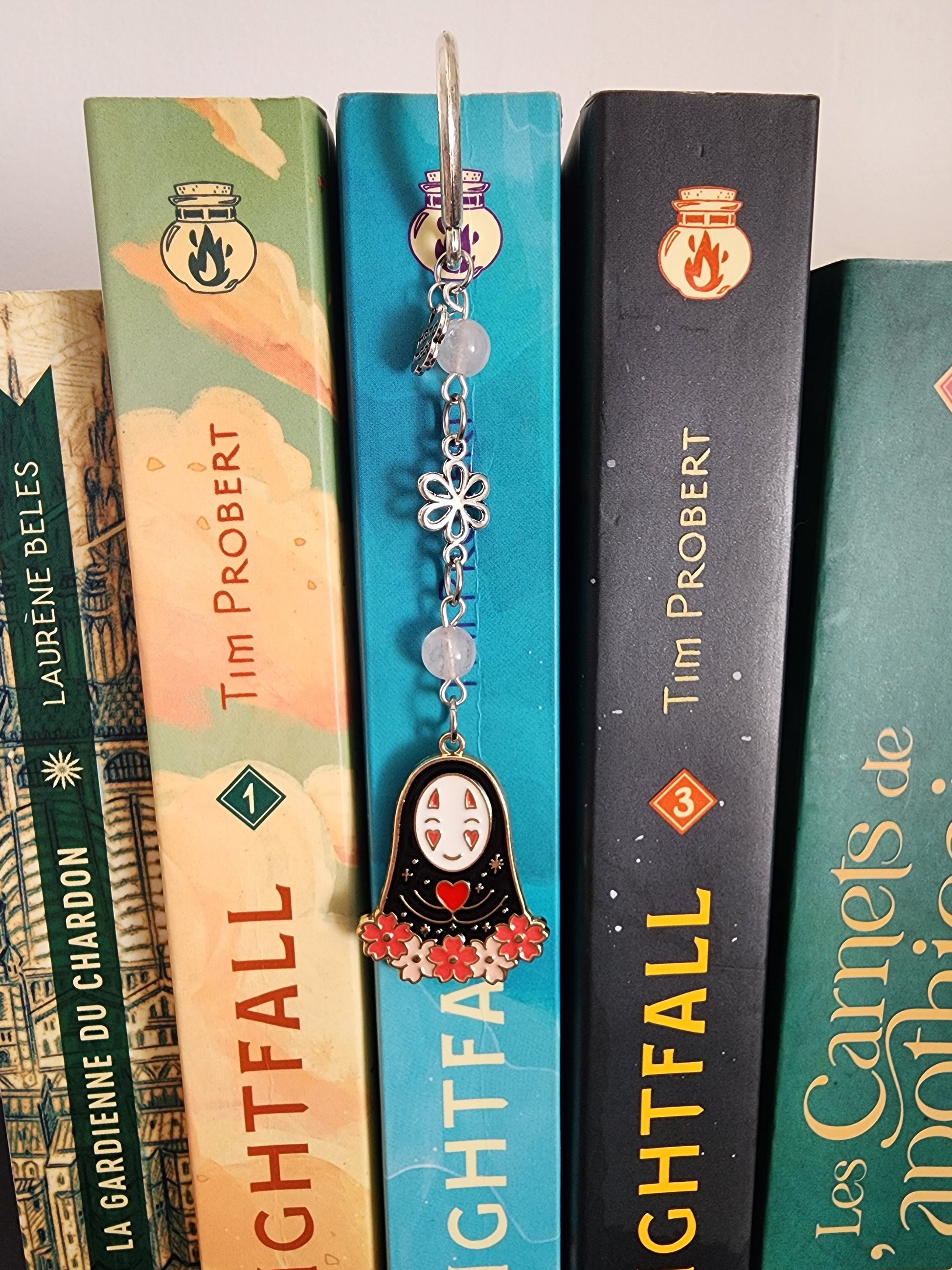 marque-page kaonashi, le sans visage. Inspiration studio ghibli. Quartz-rose. Fait main par belletteworkshop. Vu dans un livre lightfall