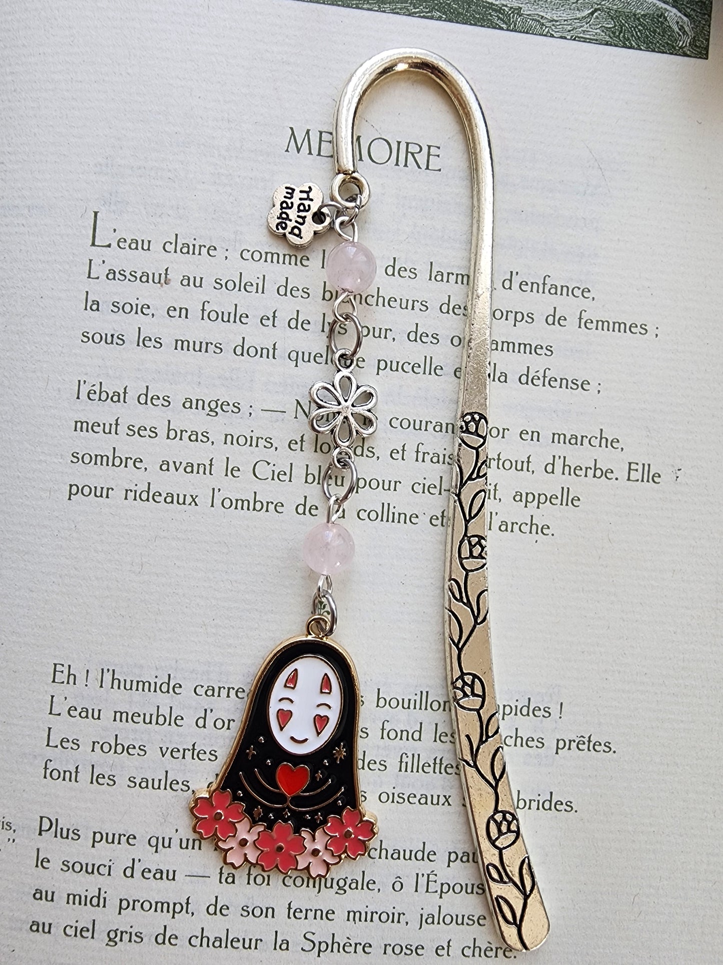 marque-page kaonashi, le sans visage. Inspiration studio ghibli. Quartz-rose. Fait main par belletteworkshop. vu de près
