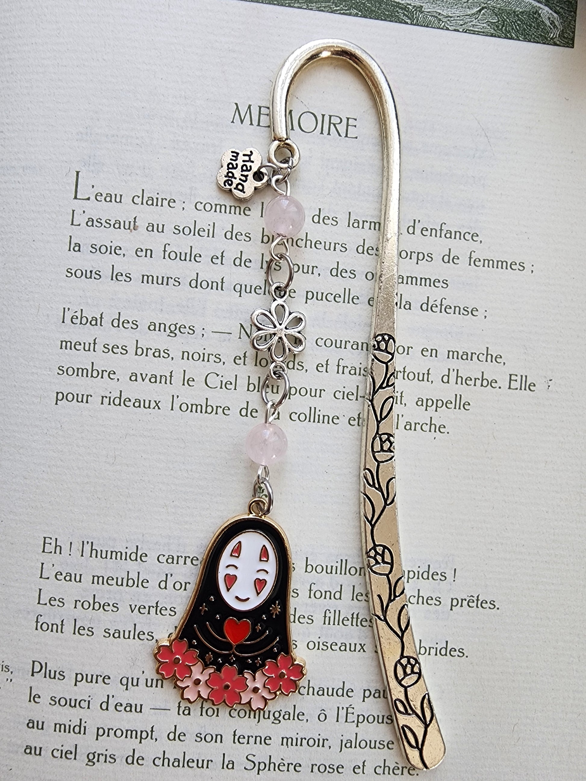 marque-page kaonashi, le sans visage. Inspiration studio ghibli. Quartz-rose. Fait main par belletteworkshop. vu de près