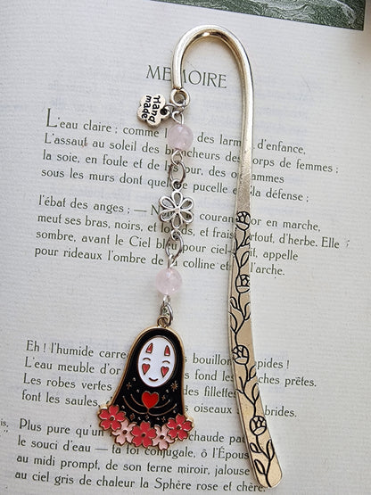 marque-page kaonashi, le sans visage. Inspiration studio ghibli. Quartz-rose. Fait main par belletteworkshop. vu de près