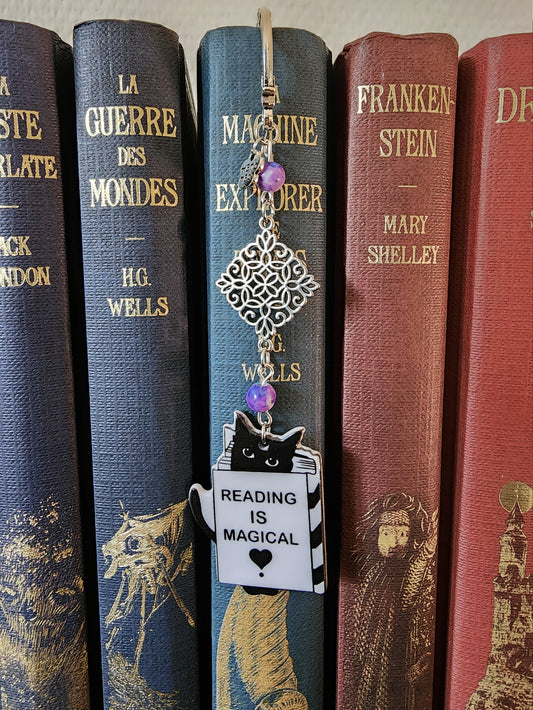 détail du marque-page "Reading is magical" en acier inoxydable