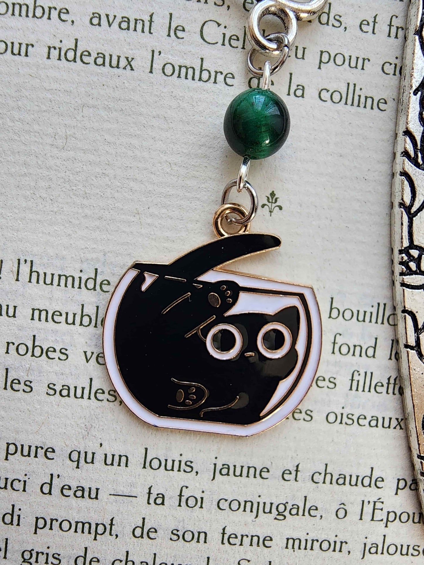 marque-page en métal d'un petit chat tout mignon qui est coincé dans un bocal. Oeil de tigre vert. Fait main par belletteworkshop vu de la breloque kawaii 