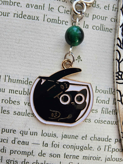 marque-page en métal d'un petit chat tout mignon qui est coincé dans un bocal. Oeil de tigre vert. Fait main par belletteworkshop vu de la breloque kawaii 