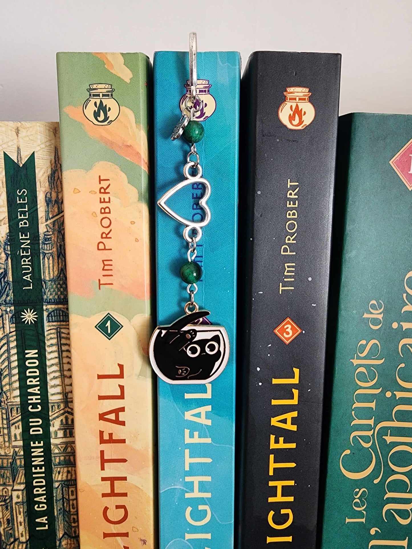 marque-page en métal d'un petit chat tout mignon qui est coincé dans un bocal. Oeil de tigre vert. Fait main par belletteworkshop dans livre lightfall