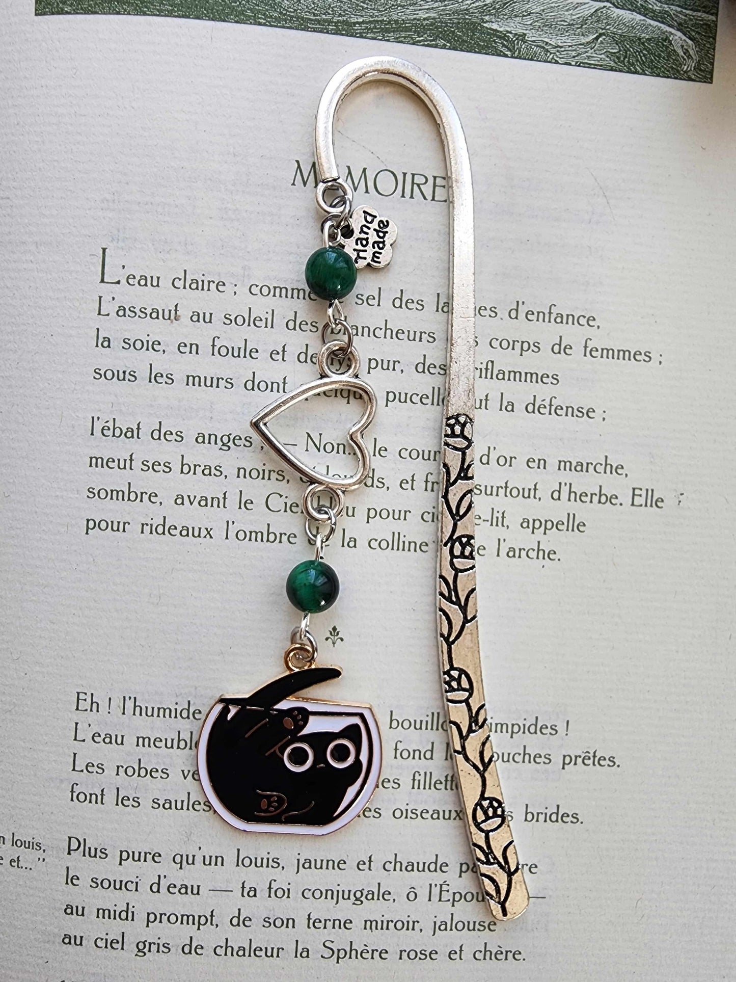 marque-page en métal d'un petit chat tout mignon qui est coincé dans un bocal. Oeil de tigre vert. Fait main par belletteworkshop vu de près