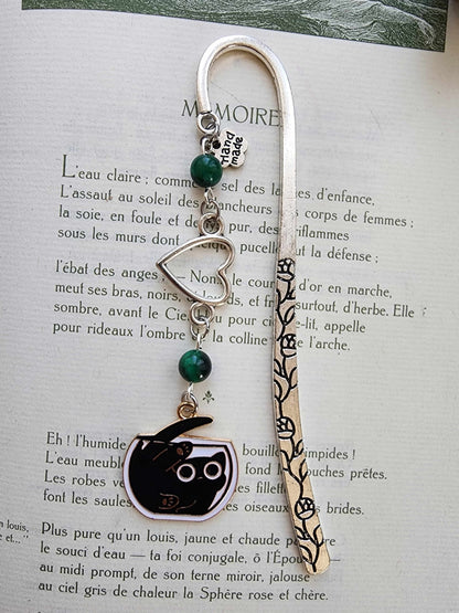 marque-page en métal d'un petit chat tout mignon qui est coincé dans un bocal. Oeil de tigre vert. Fait main par belletteworkshop vu de près