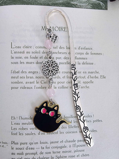 marque-page en métal d'un petit chat noir fantôme kawaii. Collection automne 2025 bellette workshop vu de près