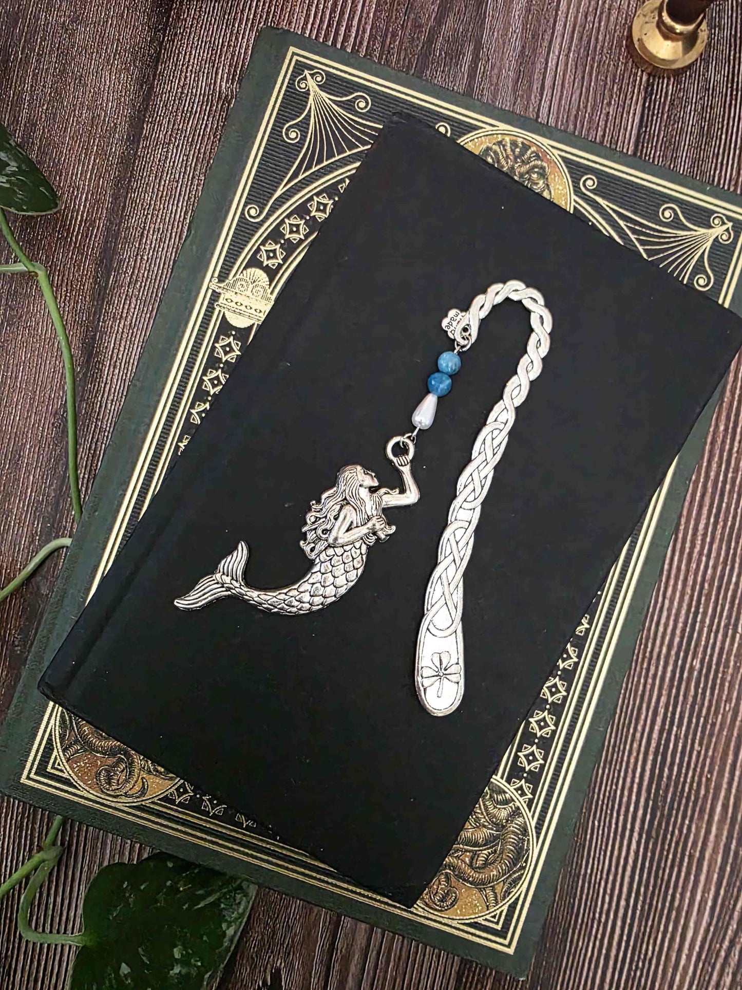 marque page en metal sirene, gardienne des abysses. Avec des pierres bleues d'apatite bleue et une goutte blanche. Pierres naturelles personnalisables. Signet artisanal Bellette Workshop