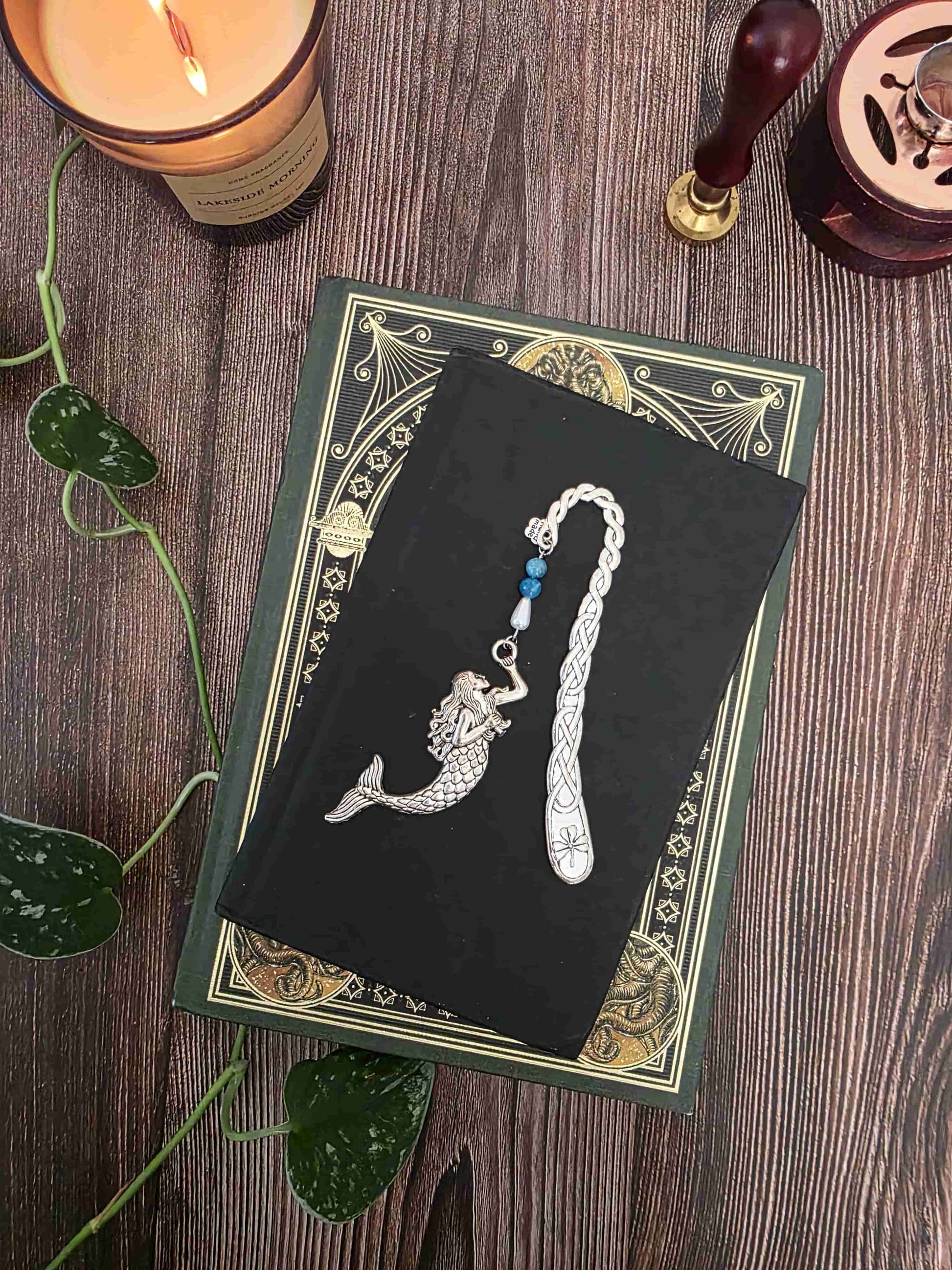 marque page en metal sirene, gardienne des abysses. Avec des pierres bleues d'apatite bleue et une goutte blanche. Pierres naturelles personnalisables. Signet artisanal Bellette Workshop. jolie photo 
