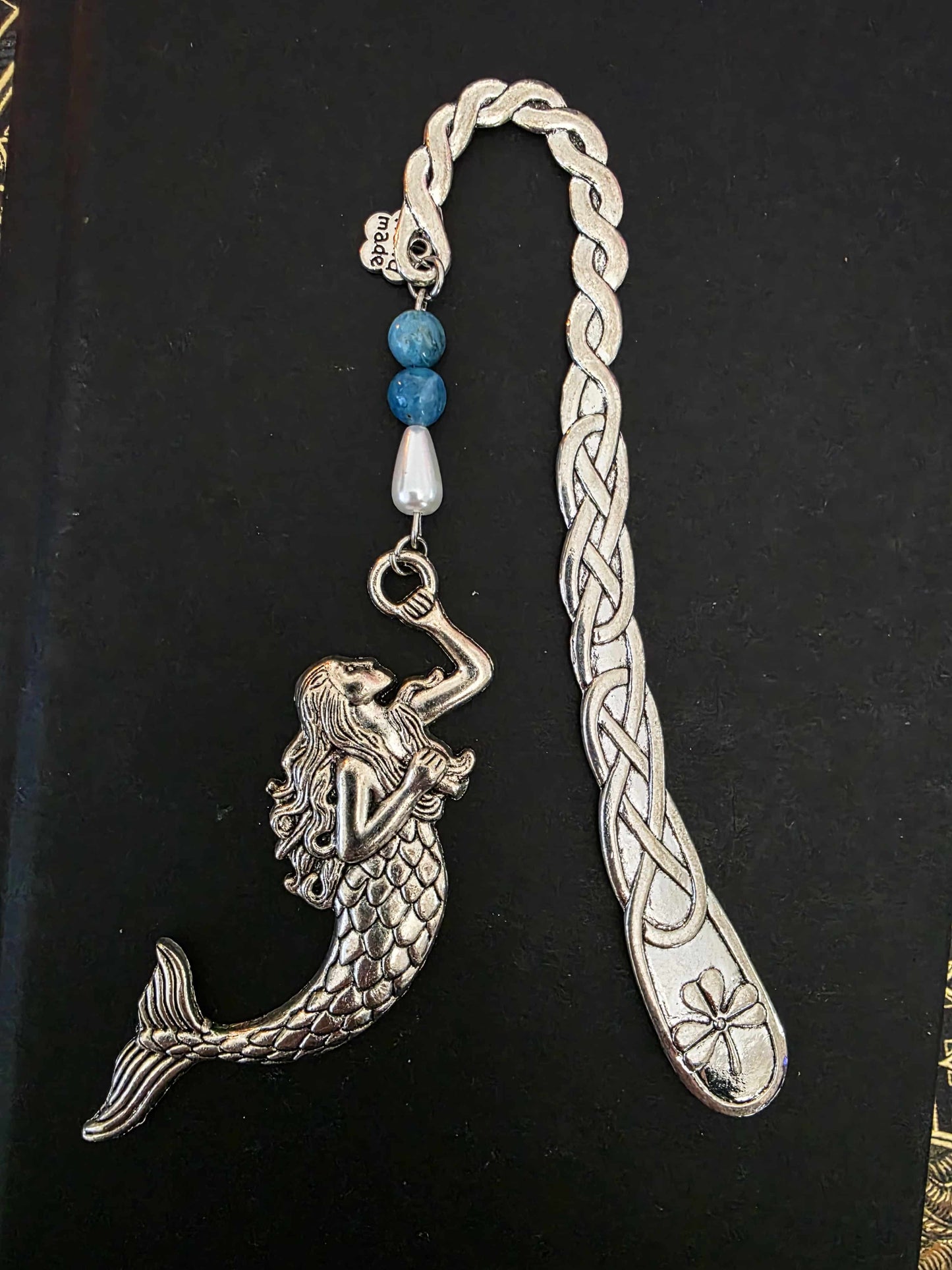 zoom sur le marque page en metal sirene de bellette workshop