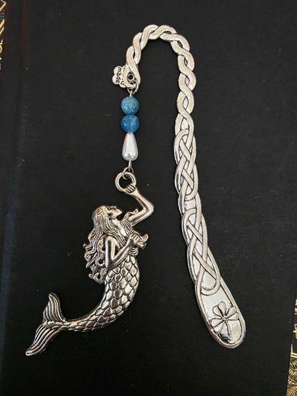 zoom sur le marque page en metal sirene de bellette workshop