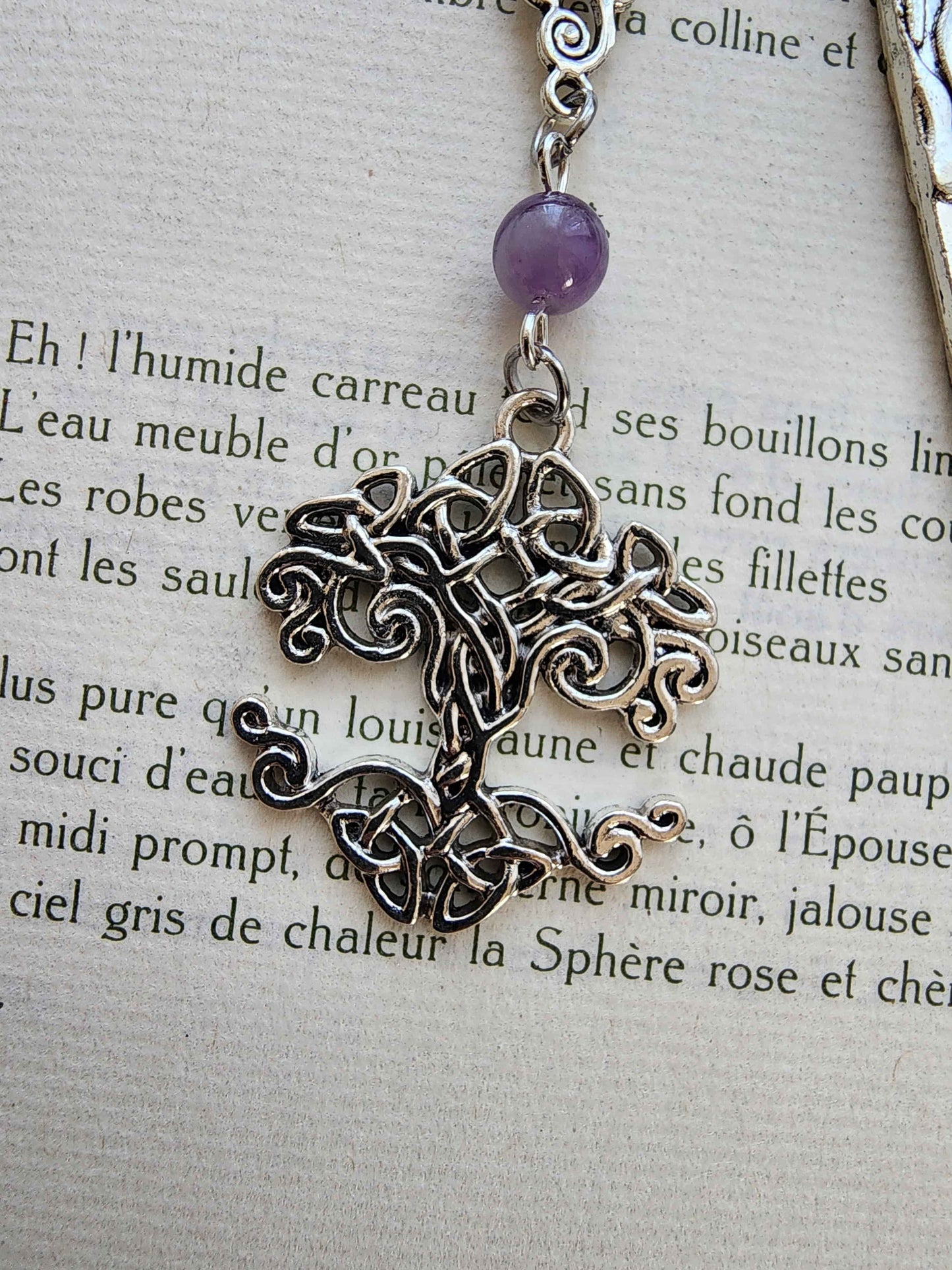 marque-page en métal arbre de vie yggdrasil entrelacs. Pierres naturelles d'améthyste personnalisables. Fait main artisanale belletteworkshop vu de la breloque de l'arbre