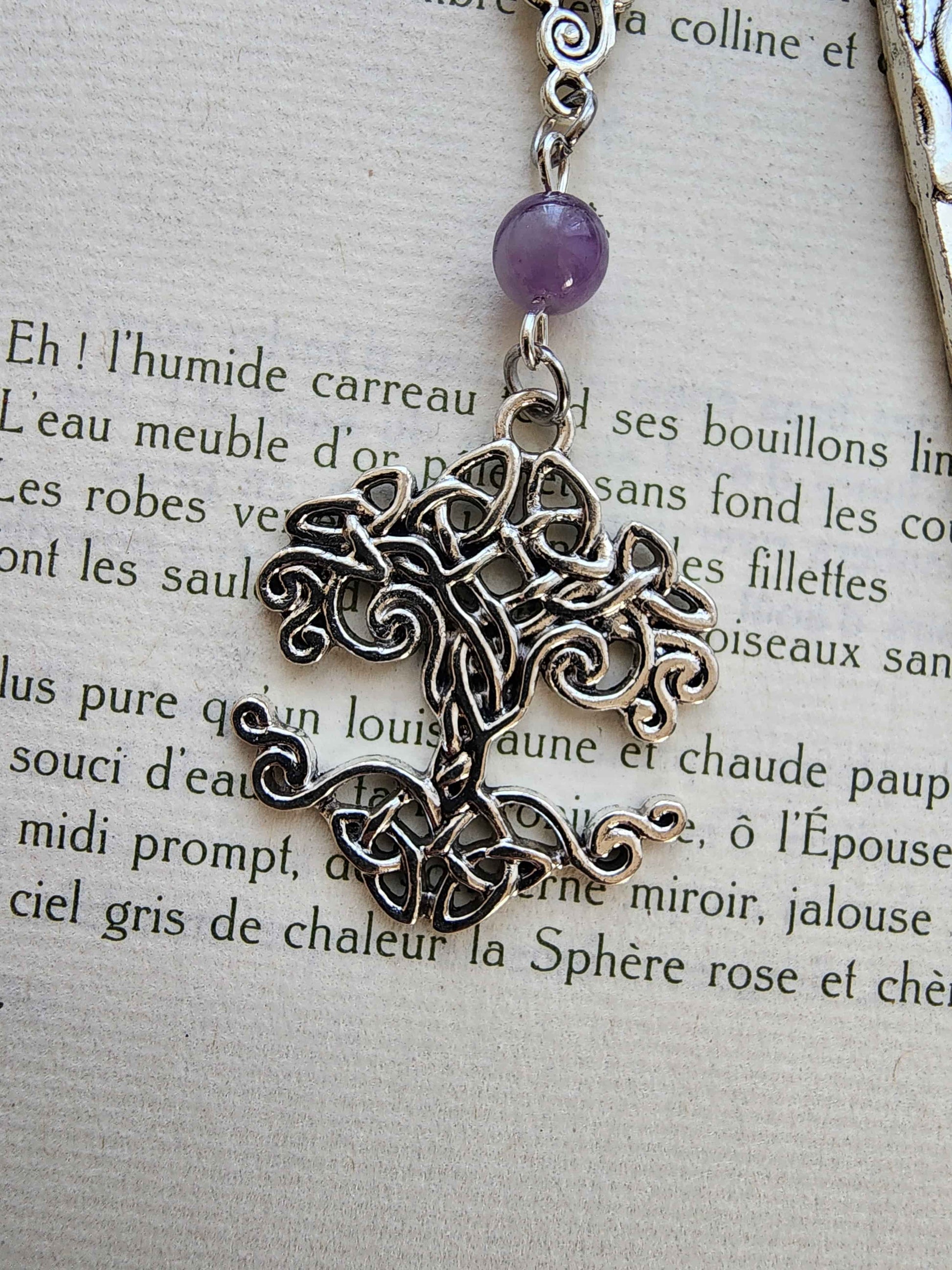 marque-page en métal arbre de vie yggdrasil entrelacs. Pierres naturelles d'améthyste personnalisables. Fait main artisanale belletteworkshop vu de la breloque de l'arbre