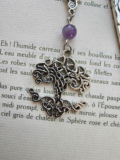 marque-page en métal arbre de vie yggdrasil entrelacs. Pierres naturelles d'améthyste personnalisables. Fait main artisanale belletteworkshop vu de la breloque de l'arbre