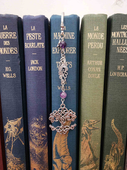 marque-page en métal arbre de vie yggdrasil entrelacs. Pierres naturelles d'améthyste personnalisables. Fait main artisanale belletteworkshop vu dans un livre