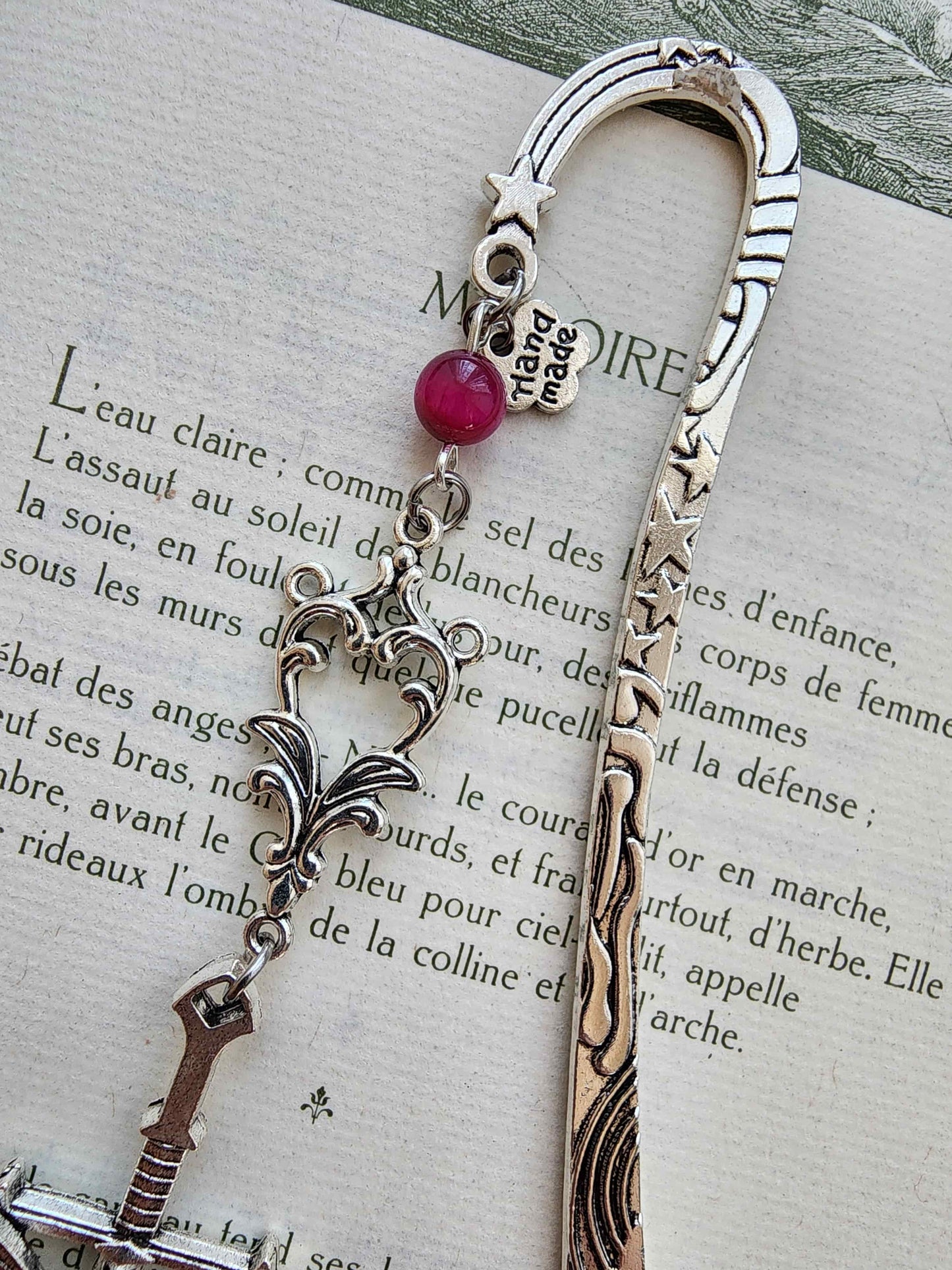 marque-page en métal d'une épée avec un gros papillon. Entrelacs. Inspirée par la fantasy, romantasy, dark fantasy. Fait main par belletteworkshop vu de l'entrelacs et oeil de tigre rose