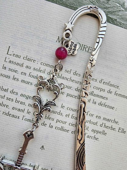 marque-page en métal d'une épée avec un gros papillon. Entrelacs. Inspirée par la fantasy, romantasy, dark fantasy. Fait main par belletteworkshop vu de l'entrelacs et oeil de tigre rose
