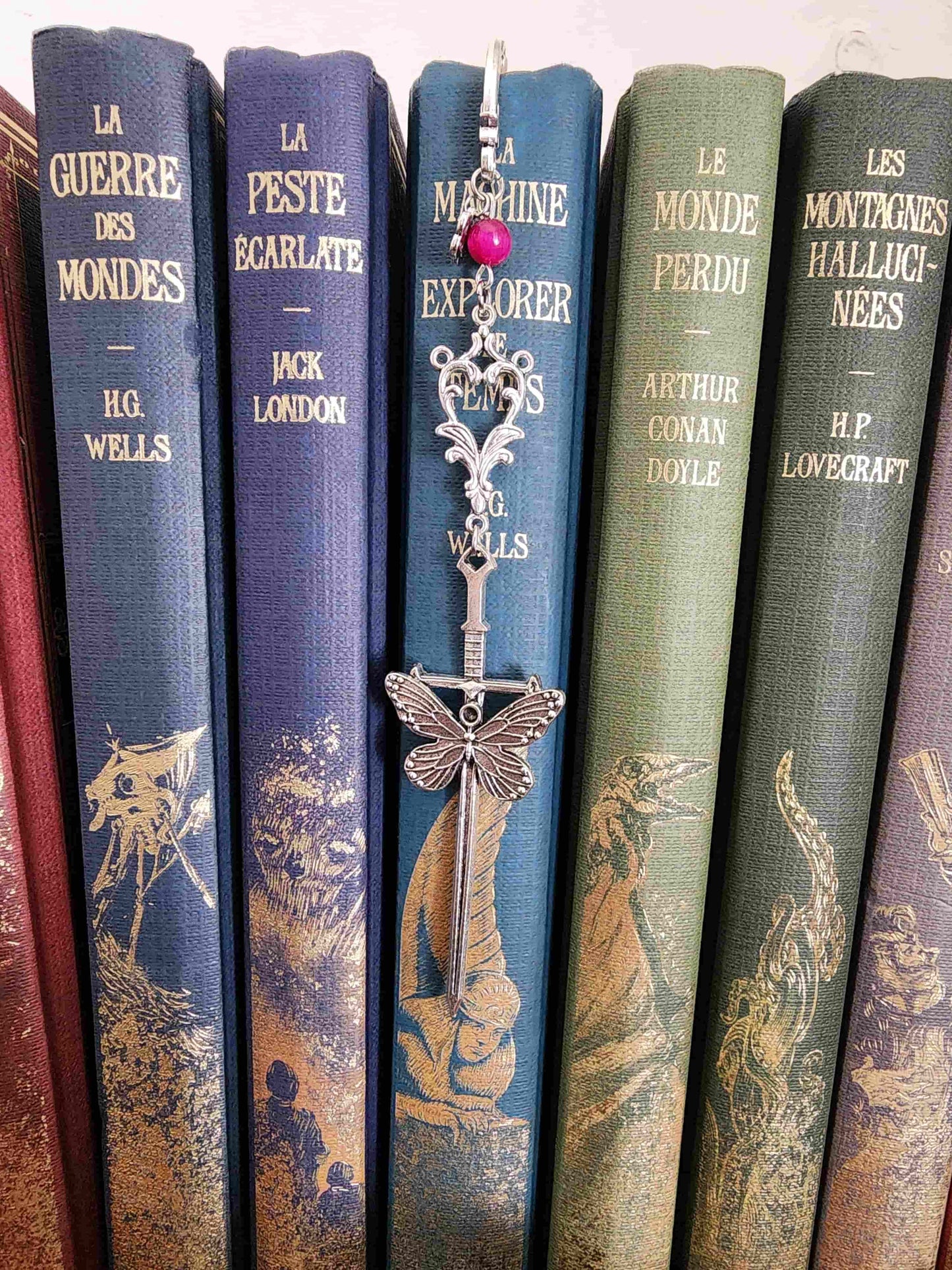 marque-page en métal d'une épée avec un gros papillon. Entrelacs. Inspirée par la fantasy, romantasy, dark fantasy. Fait main par belletteworkshop dans des livres
