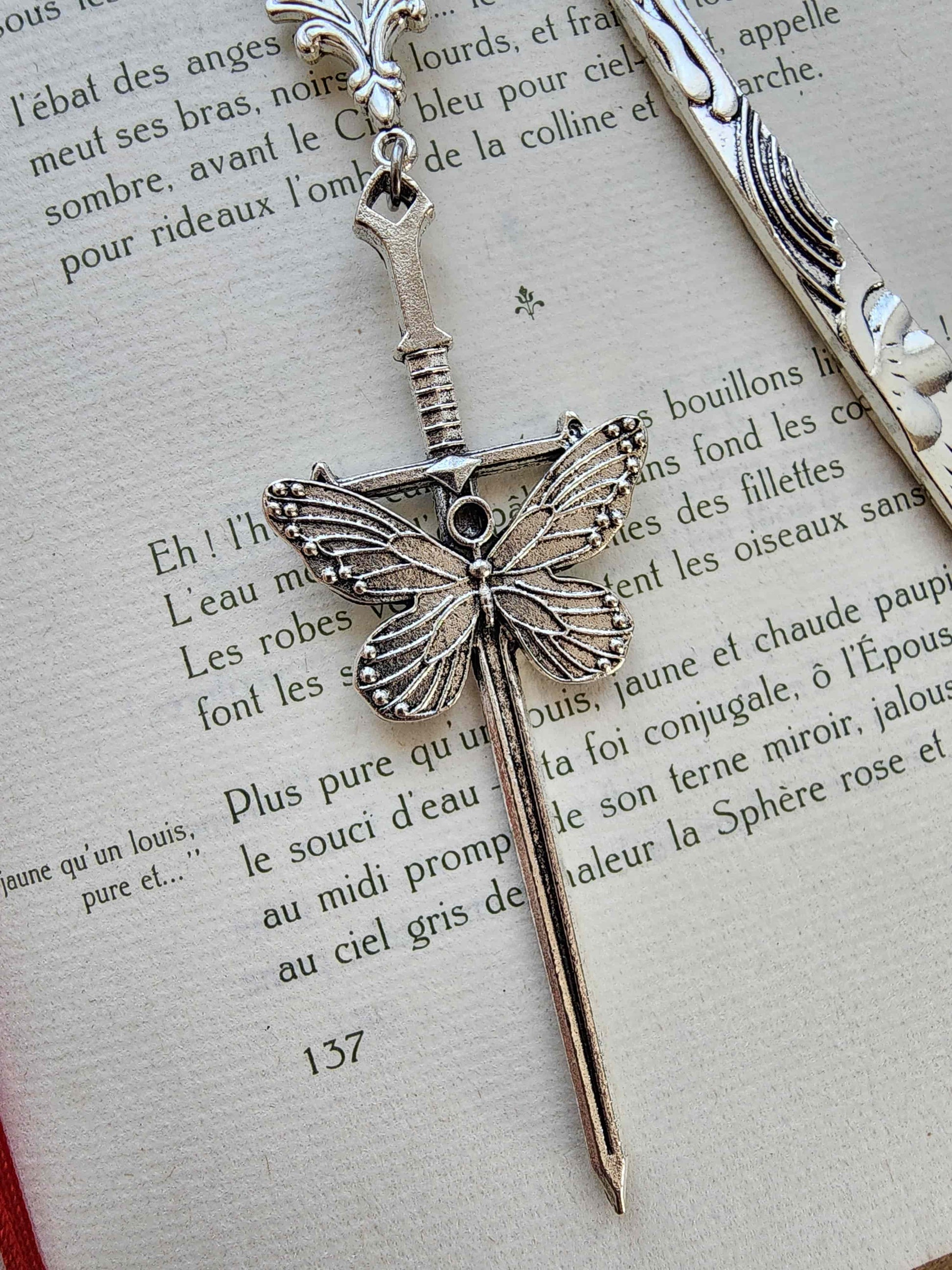 marque-page en métal d'une épée avec un gros papillon. Entrelacs. Inspirée par la fantasy, romantasy, dark fantasy. Fait main par belletteworkshop vu de la breloque