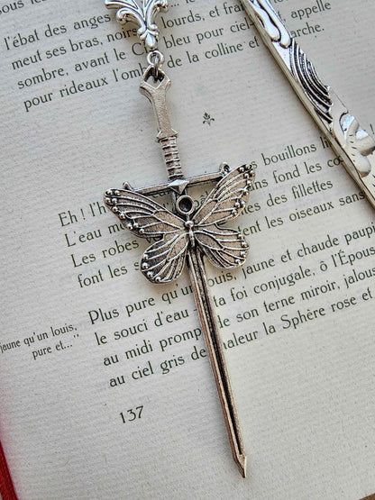 marque-page en métal d'une épée avec un gros papillon. Entrelacs. Inspirée par la fantasy, romantasy, dark fantasy. Fait main par belletteworkshop vu de la breloque