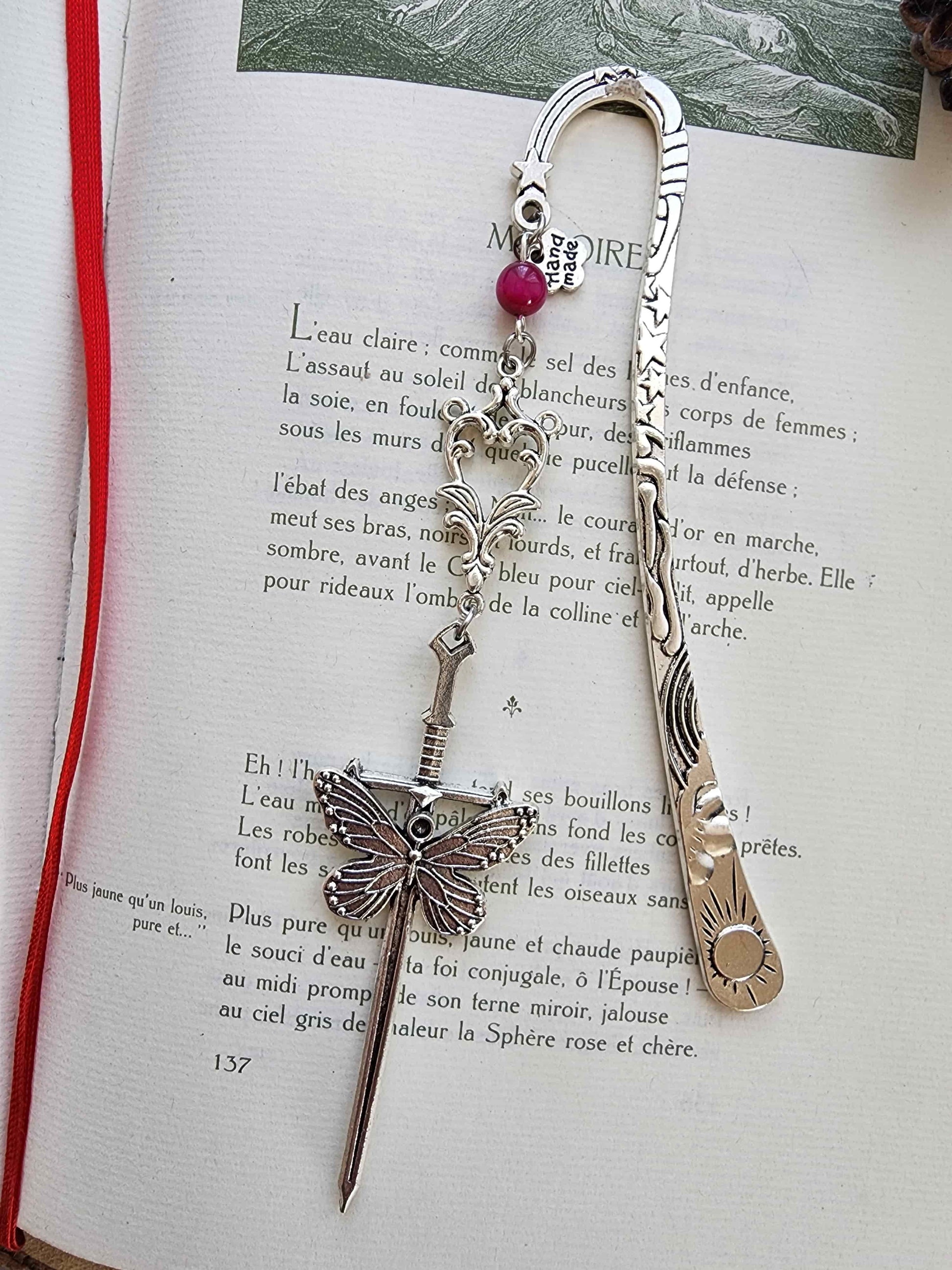 marque-page en métal d'une épée avec un gros papillon. Entrelacs. Inspirée par la fantasy, romantasy, dark fantasy. Fait main par belletteworkshop vu de près