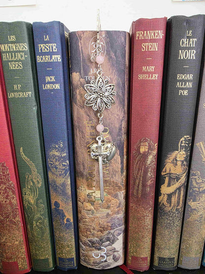 marque page metal avec une tige dragon, une fleur ciselée, une épée et un coeur brisé. Pierres naturelles de quartz rose personnalisable. Bellette Workshop. Fait main. Metal bookmark fantasy. Dark fantasy. Amour brisé. Cadeau fait main original pour lecteur et lectrice vu dans livre seigneur des anneaux