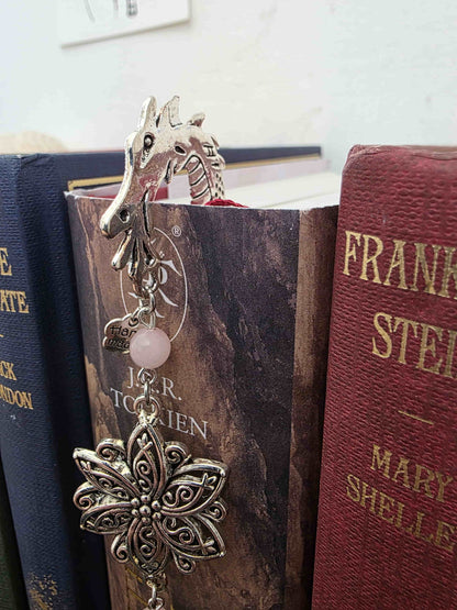 marque page metal avec une tige dragon, une fleur ciselée, une épée et un coeur brisé. Pierres naturelles de quartz rose personnalisable. Bellette Workshop. Fait main. Metal bookmark fantasy. Dark fantasy. Amour brisé. Cadeau fait main original pour lecteur et lectrice dans livre