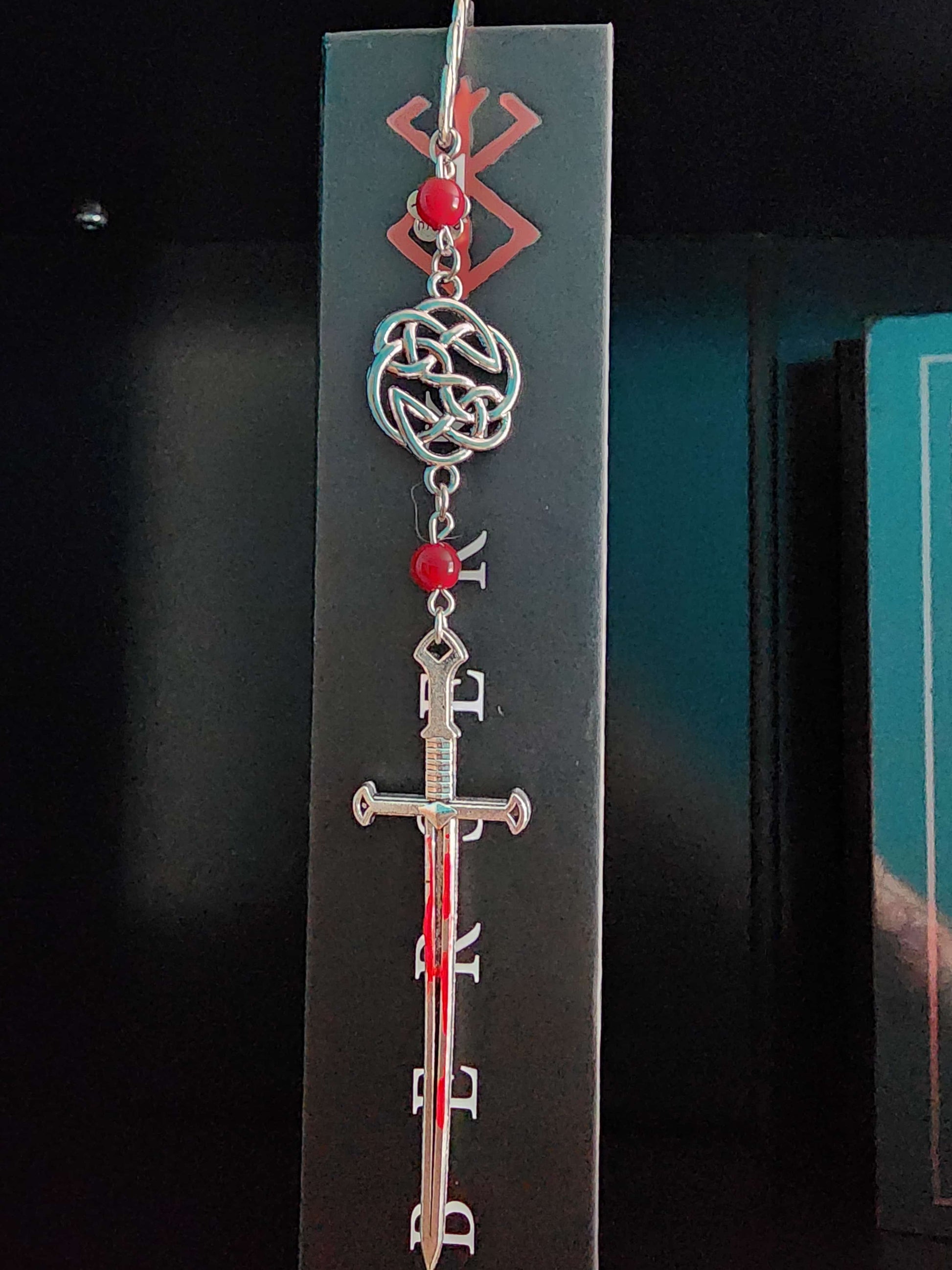marque-page en métal épée ensanglantée, dark fantasy. Fait main par belletteworkshop vu dans le livre berserk prestige tome 1