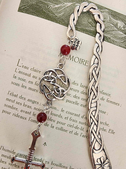 marque-page en métal épée ensanglantée, dark fantasy. Fait main par belletteworkshop vu de la breloque 