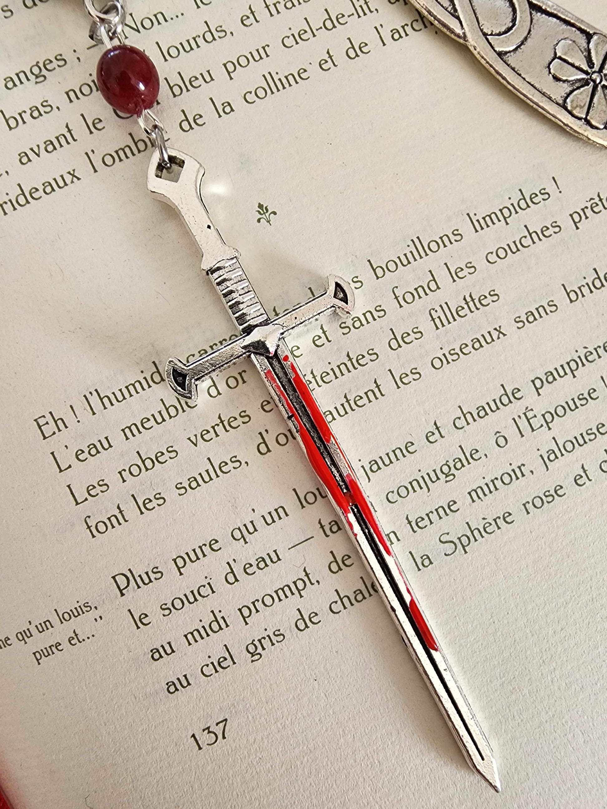 marque-page en métal épée ensanglantée, dark fantasy. Fait main par belletteworkshop vu de l'épée ensanglantée