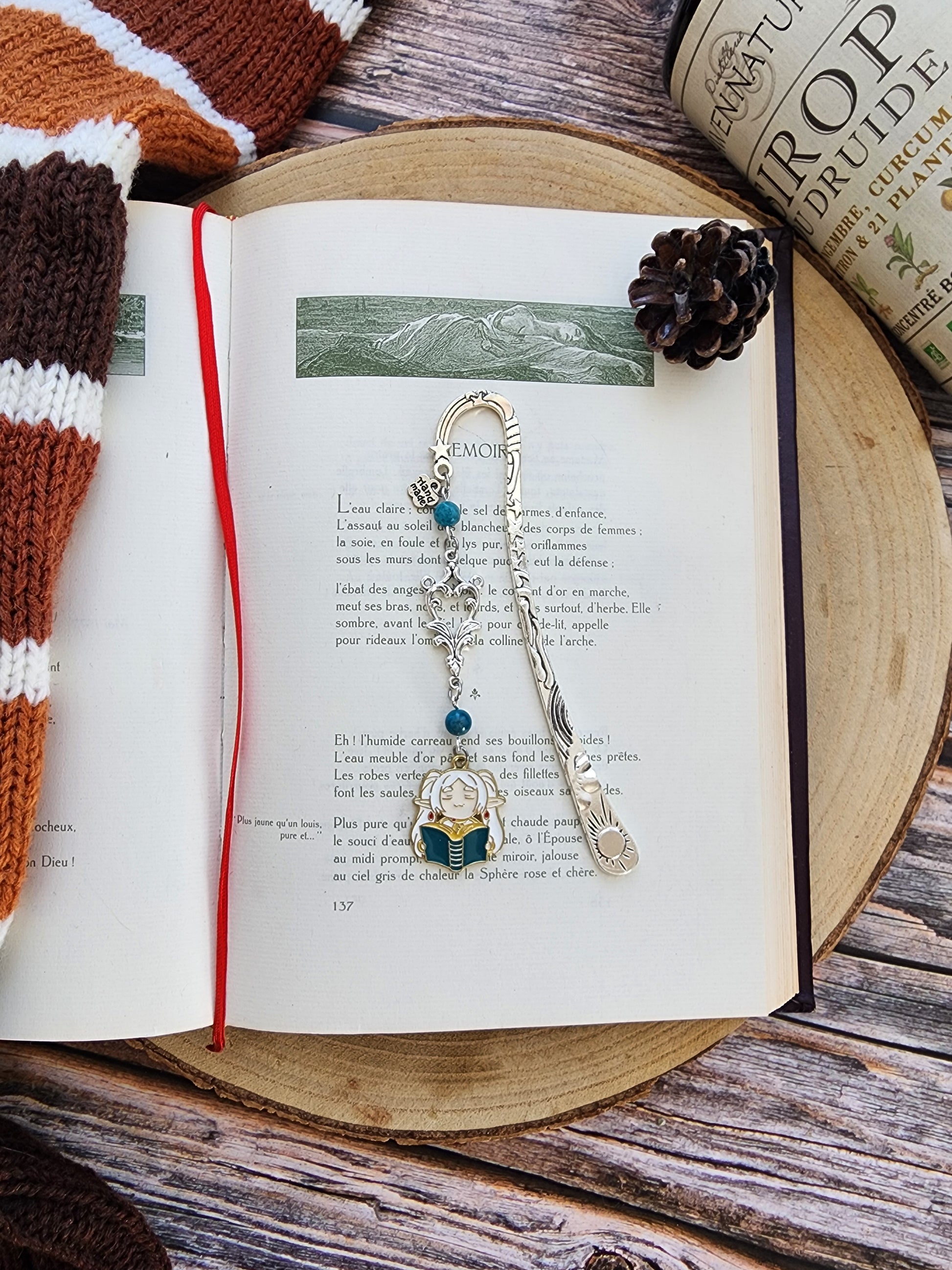 marque-page inspiré du manga frieren. Pierres naturelles apatite bleue. Fait main par belletteworkshop